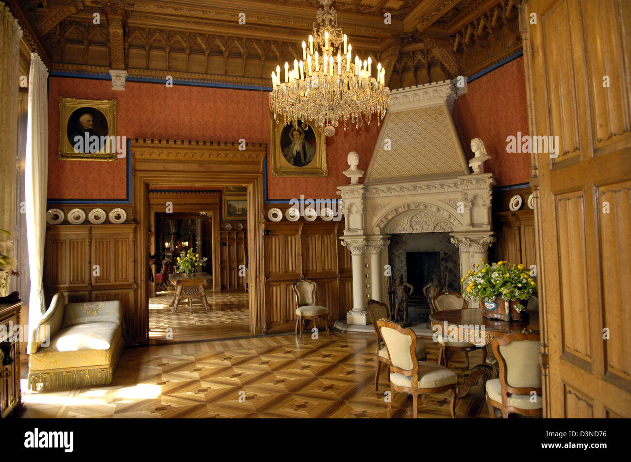 (Dpa-Dateien) Ein Blick auf die restaurierte Kaminzimmer auf Schloss Marienburg, südlich von Hannover, 28. April 2005. Der Besitzer des Lokals, der Familie der Welfen, wollen eine Auktion von denen für die Restaurierung des Schlosses mit dem Erlös wird der Bühne. Schloss Marienburg wird auf Samstag, 8. April 2006 für die Öffentlichkeit zugänglich. Foto: Holger Hollemann Stockfoto