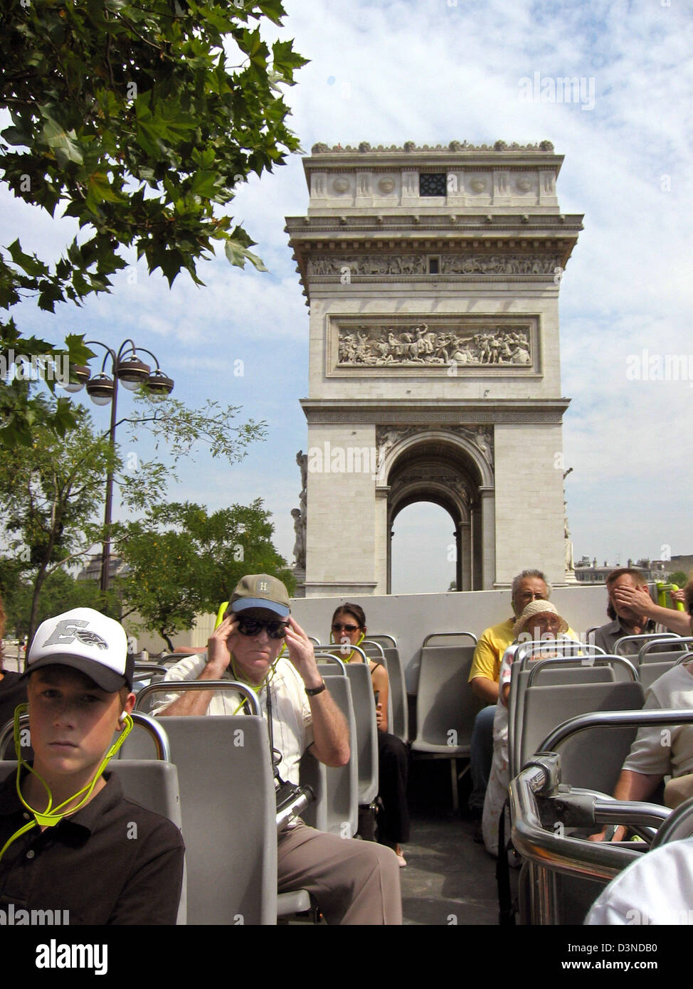 (Dpa-Datei) Touristen sitzen in einem oben offenen Bus vorbei an der Arc de Triomphe während ein Seufzer-seeing-Tour in Paris, Frankreich, 1. August 2005. Foto: Frank Kleefeldt Stockfoto