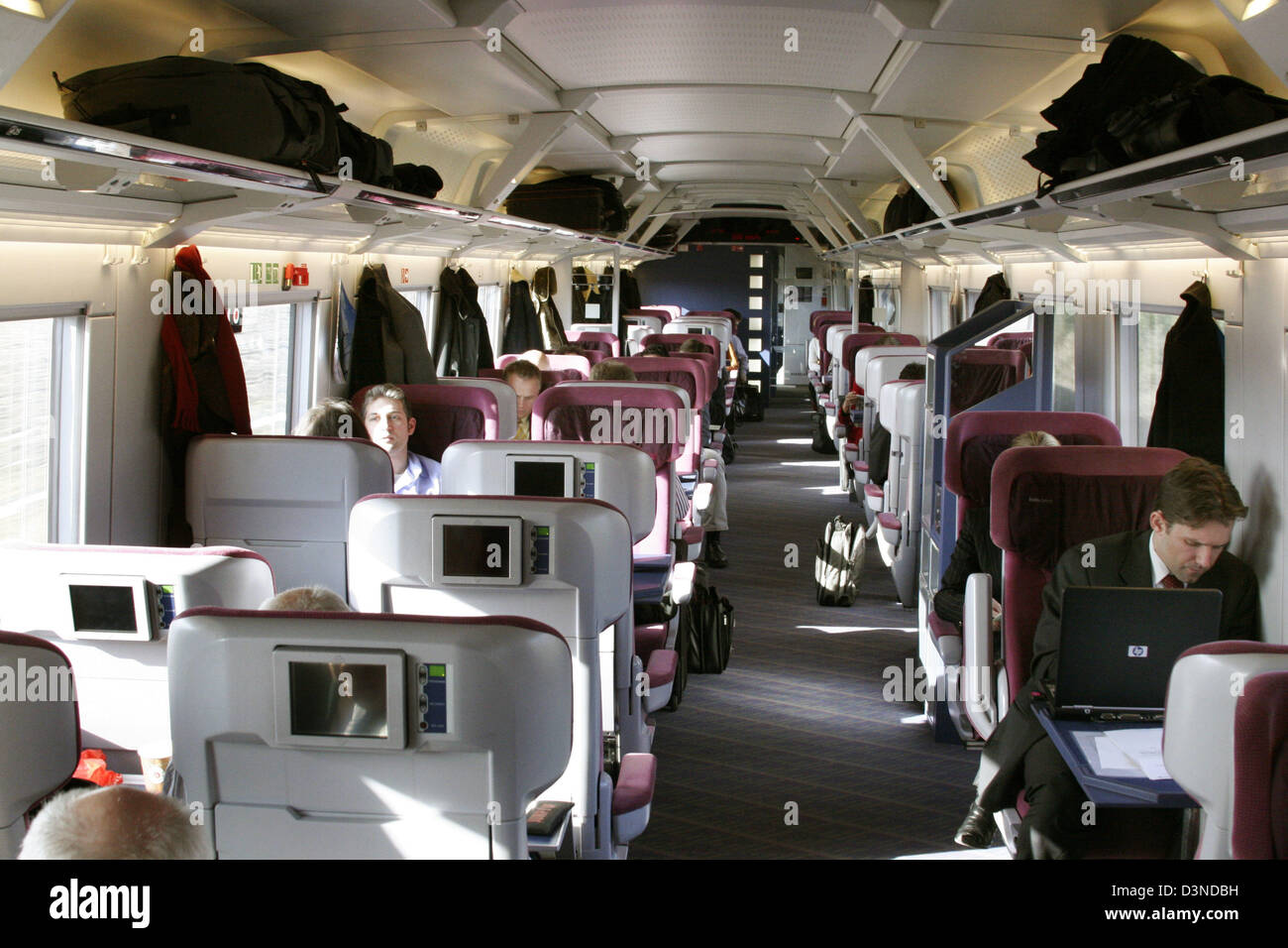 Trainieren Sie Passagiere sitzen in erstklassiger Trainer ein Intercity Express Hochgeschwindigkeitszug der Baureihe ICE 2 auf Tis Weg von Bielefekd nach Berlin, Deutschland, 8. März 2006. Foto: Robert Fishman Stockfoto