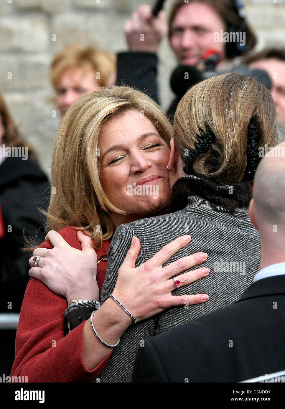 Prinzessin Mathilde von Belgien und Kronprinzessin Maxima (wieder) begrüßen sich vor dem Besuch der "Grote Kerk" von Breda in der Provinz Brabant, Niederlande, 23. Februar 2006. (NIEDERLANDE) Foto: Albert Nieboer Stockfoto