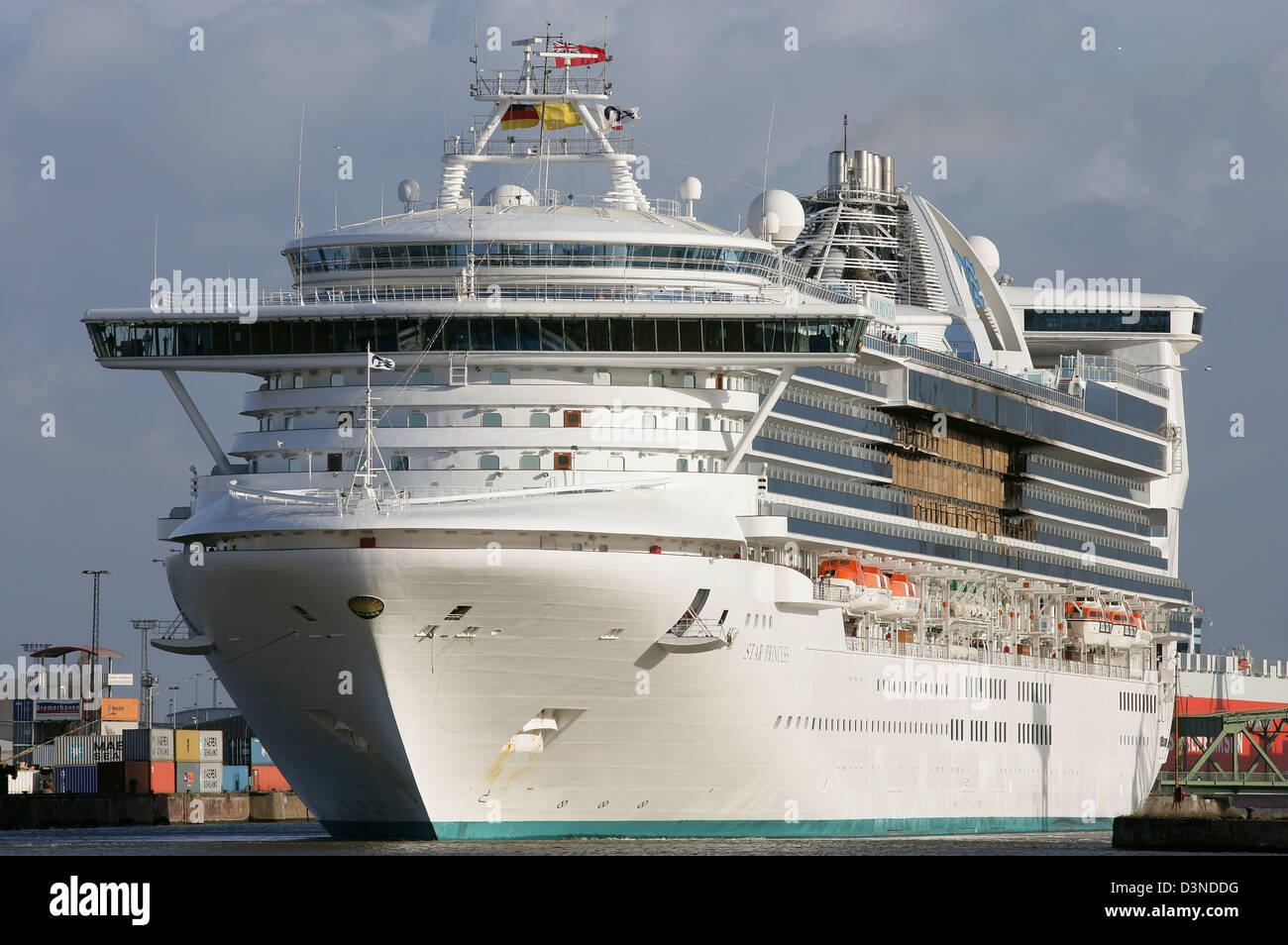 290 m und 109.000 RT Kreuzfahrtlinie Schiff "Star Princess" von uns Reederei "Princess Cruises" kommt schwer beschädigt durch ein Feuer auf der Lloyd Werft in Bremerhaven, Deutschland, Sonntag, 9April 2006. Nach ein Brand an Bord des Schiffes auf die Karibik Kreuzfahrt Ende März sind die äußeren Schäden gut sichtbar bei ca. 100 Kabinen. Die "Star Princess" als eines der zehn größten und Mos Stockfoto