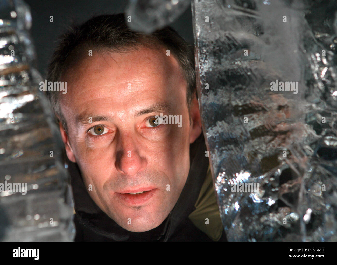 Eiskünstler Thomas Tremml stellt hinter einem Eisblock in seinem Studio in München, Deutschland, Dienstag, 14. Februar 2006. Foto: Frank Leonhardt Stockfoto