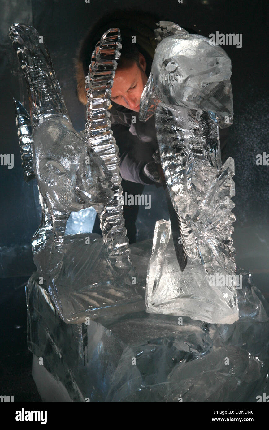 Eiskünstler Thomas Tremml arbeitet auf einer Skulptur in seinem Studio in München, Deutschland, Dienstag, 14. Februar 2006. Foto: Frank Leonhardt Stockfoto