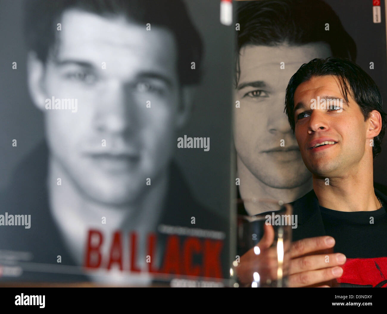 Der deutsche Fußball-Spieler Michael Ballack präsentiert sein Buch 'Michael Ballack - Sein Weg (auf seine Art)' Donnerstag, 13. April 2006 von Suedwest Verlag in München veröffentlicht. Wie bei der Buchpräsentation publik wurde, sieht der Mittelfeldspieler spielt derzeit für den FC Bayern mit FC Chelsea London seine berufliche Zukunft. Foto: Peter Kneffel Stockfoto