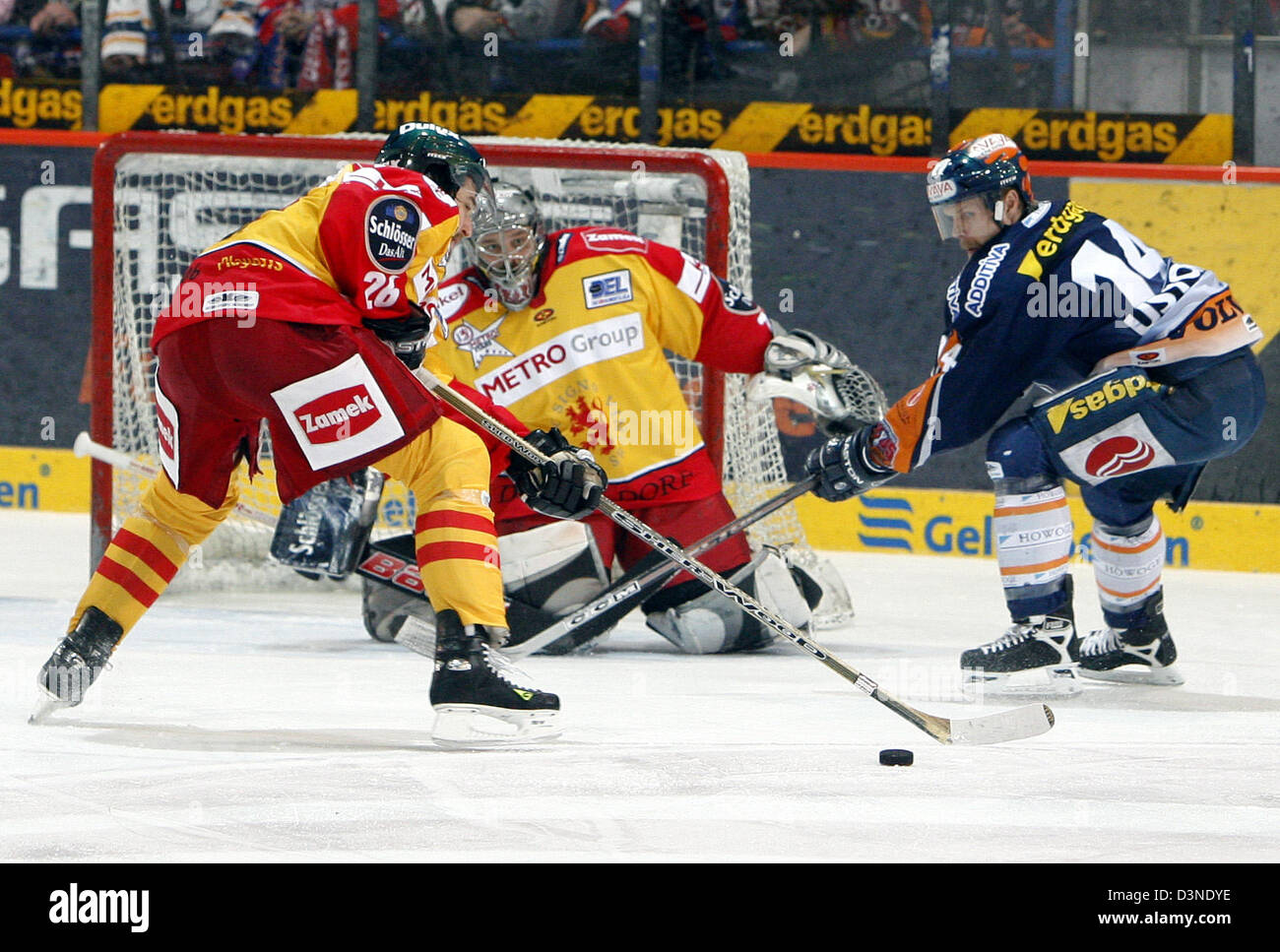 "DEG Metro Stars" Torhüter Craig Johnson und sein Teamkollege Stefan Ustorf (R) sind nicht in der Lage, Düsseldorfer Chris Schmidt (L), um den Puck schützen Sie vor Eintritt in das Ziel während des ersten Spiels des play-off-Finales der DEL (deutsche Eishockeyliga) Übereinstimmung "DEG Metro Stars" gegen "EHC Eisbaeren Berlin" Berlin, Deutschland, Donnerstag, 13. April 2006 zu behindern. Foto: Bernd Settnik Stockfoto
