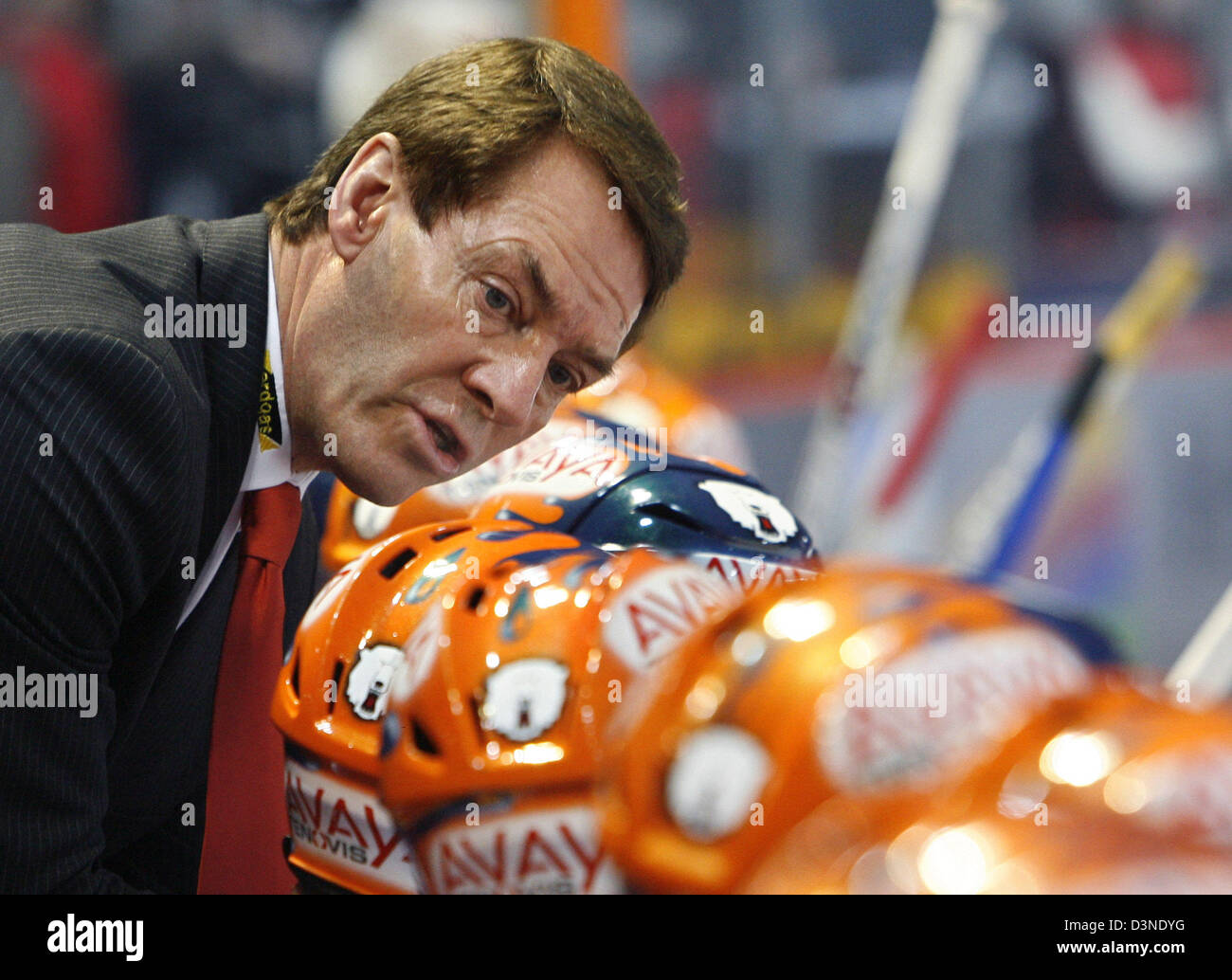 Pierre Page, Trainer der deutschen Eishockey Nationalmannschaft "EHC Eisbaeren Berlin", im Gespräch mit Teammitgliedern, die sitzen auf der Bank im "Wellblechpalast" Stadion, Berlin, Deutschland, Donnerstag, 13. April 2006. Die "EHC Eisbaeren Berlin" Begegnung "DEG Metro Stars" im ersten Spiel der play-off-Finals der DEL (deutsche Eishockeyliga). Foto: Bernd Settnik Stockfoto