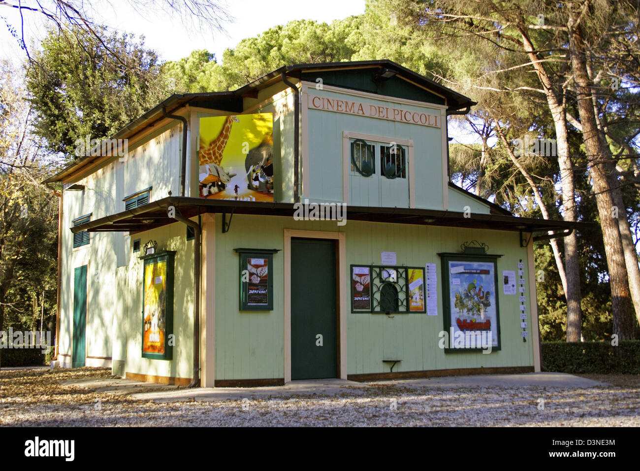 Das Foto zeigt die "Cinema dei Piccoli" auf dem Gelände der Villa Borghese in Rom, 18. Dezember 2005. Mit 63 Sitzplätzen ist es angeblich das kleinste Kino der Welt. Es wurde 1934 von Alfredo Annibali erbaut und hieß ursprünglich "Topolino", die italienische Bezeichnung für Mickey Mouse und italienischen Kleinwagen. Foto: Lars Halbauer Stockfoto