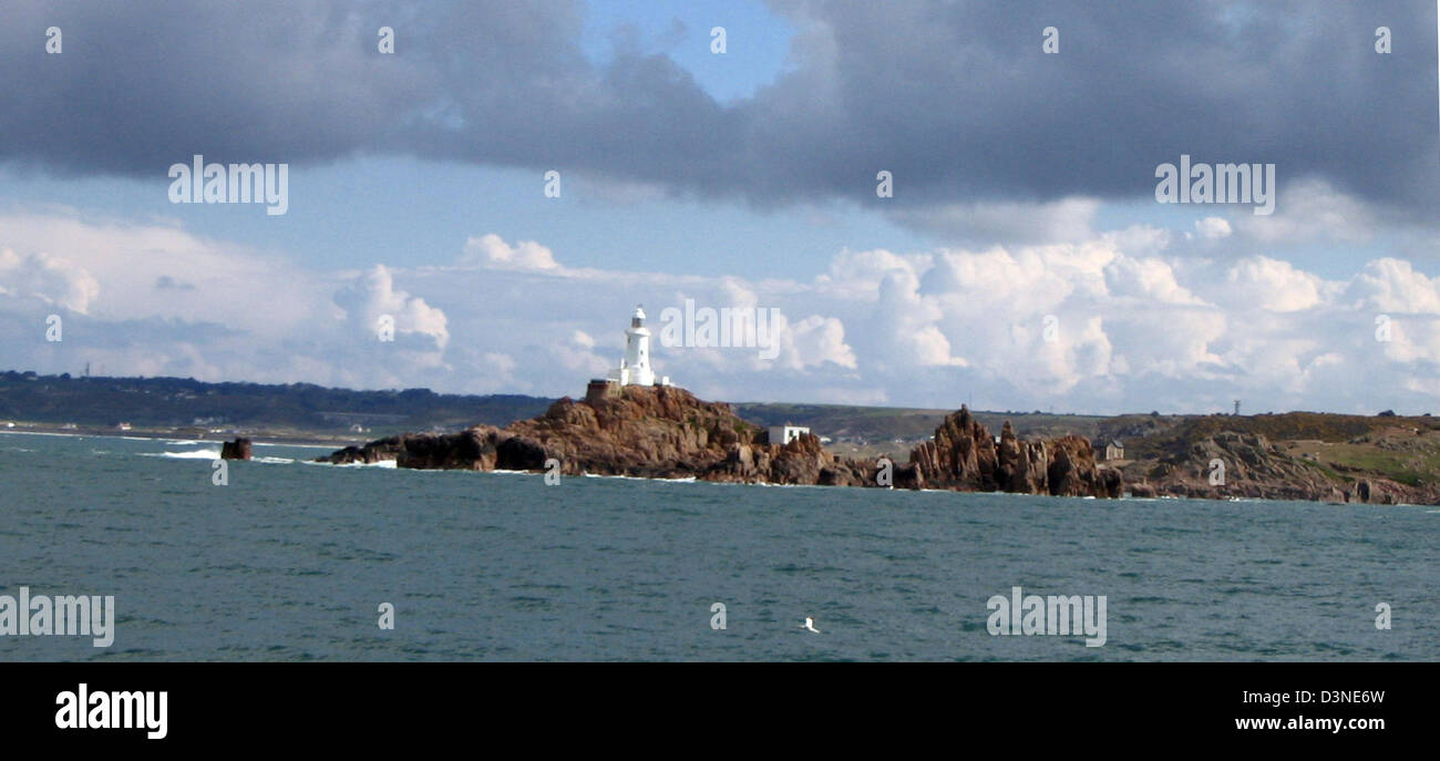 (Dpa-Datei) - das Bild zeigt die La Corbiere Leuchtturm im südlichen Teil des Kanals Insel Jersey, UK, 16. April 2005. Obwohl nur 116 qm Jersey ist die größte der Kanalinseln und verfügt über die meisten Sonnenstunden in ganz Großbritannien. Die Insel liegt nur 25 km von Frankreich, aber 160 km von der englischen Küste.  Foto: Jürgen Darmstaedter Stockfoto