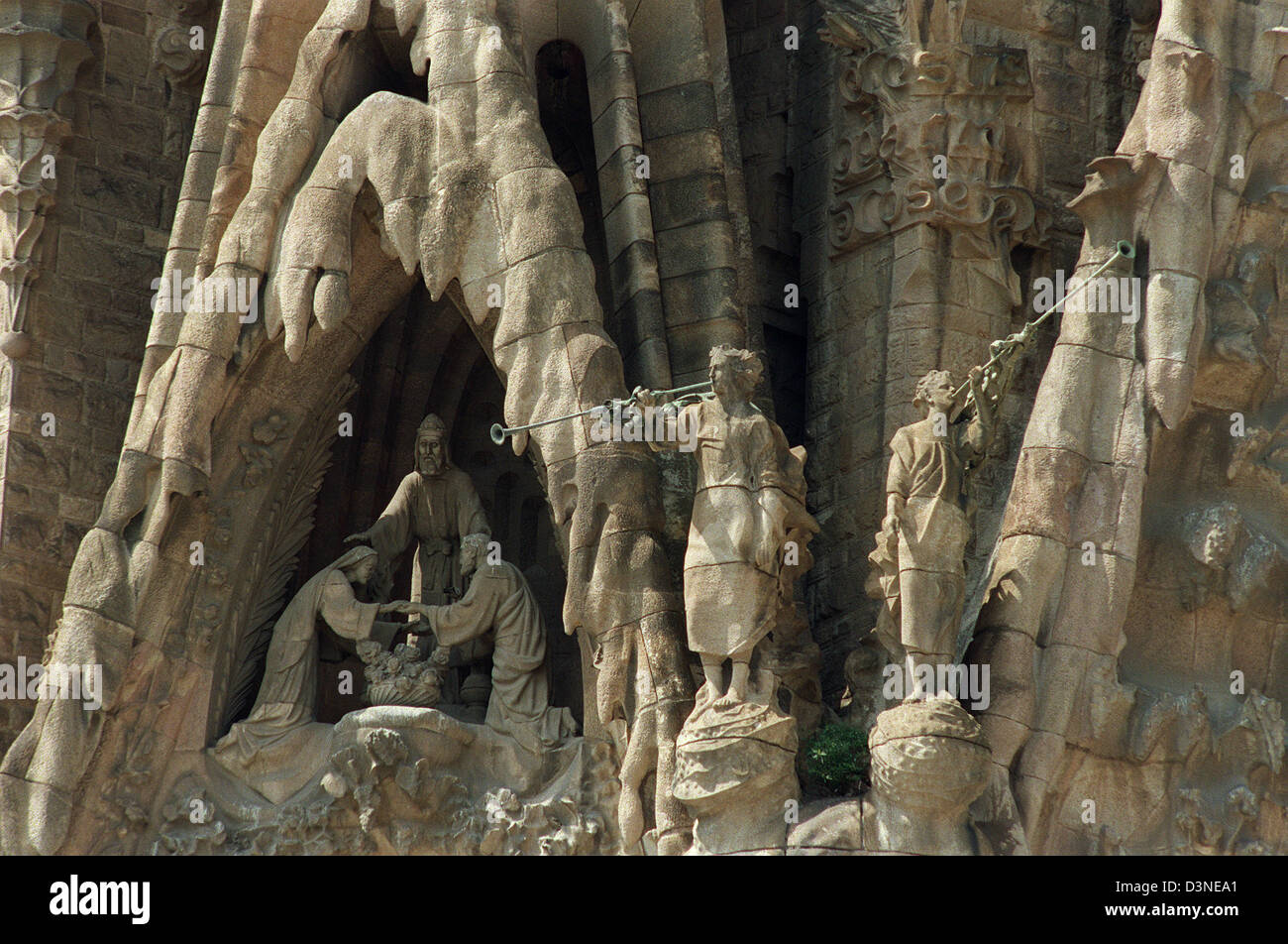 (Dpa - Dateien) Das Foto zeigt ein Konstruktionsdetail auf der Ostseite der Kirche La Sagrada Familia in Barcelona, Spanien, 18. Juni 2002. Es ist Antoni Gaudis berühmtesten Gebäude und wohl bekannteste Wahrzeichen Barcelonas. Gaudi war für den Bau der Kirche von 1883 bis 1926, als er bei einem Unfall starb. Der Bau ist noch nicht abgeschlossen. Foto: Thorst Stockfoto