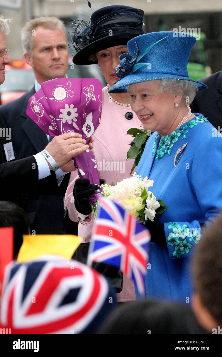 Königin Elizabeth II. besucht die BBC anlässlich des 80. Jubiläums der Gewährung des Konzerns Royal Charter und Funkhaus am Portland Place, London, UK, Mittwoch, 19. April 2006 wiedereröffnet. Foto: Albert Nieboer (Niederlande) Stockfoto