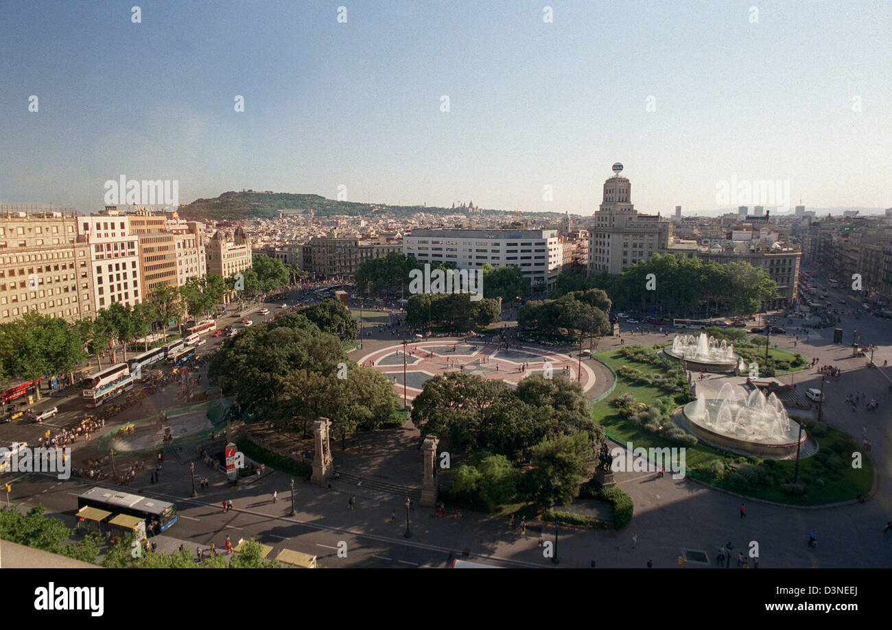 Blick auf den Placa de Catalunya mit dem Montjuic-Berg im Hintergrund, Barcelona, Spanien, 10. Juni 2002. Der Platz mit seinen Brunnen und grünen Oasen inmitten der Downton-Verkehr ist ein beliebter Ort zum Treffen und Zeitvertreib für Besucher und Einwohner von Barcelona gleichermaßen. Foto: Thorsten Lang Stockfoto