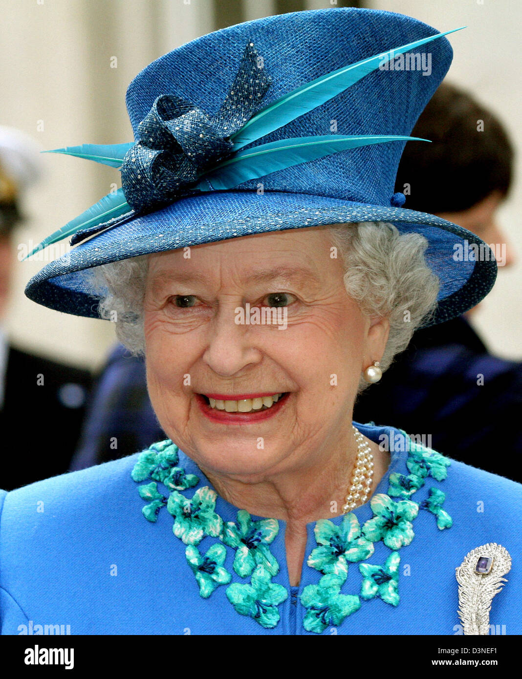 Königin Elizabeth II. besucht die BBC anlässlich des 80. Jubiläums der Gewährung des Konzerns Royal Charter und Funkhaus am Portland Place, London, UK, 19. April 2006 wiedereröffnet. Foto: Albert Nieboer (Niederlande) Stockfoto