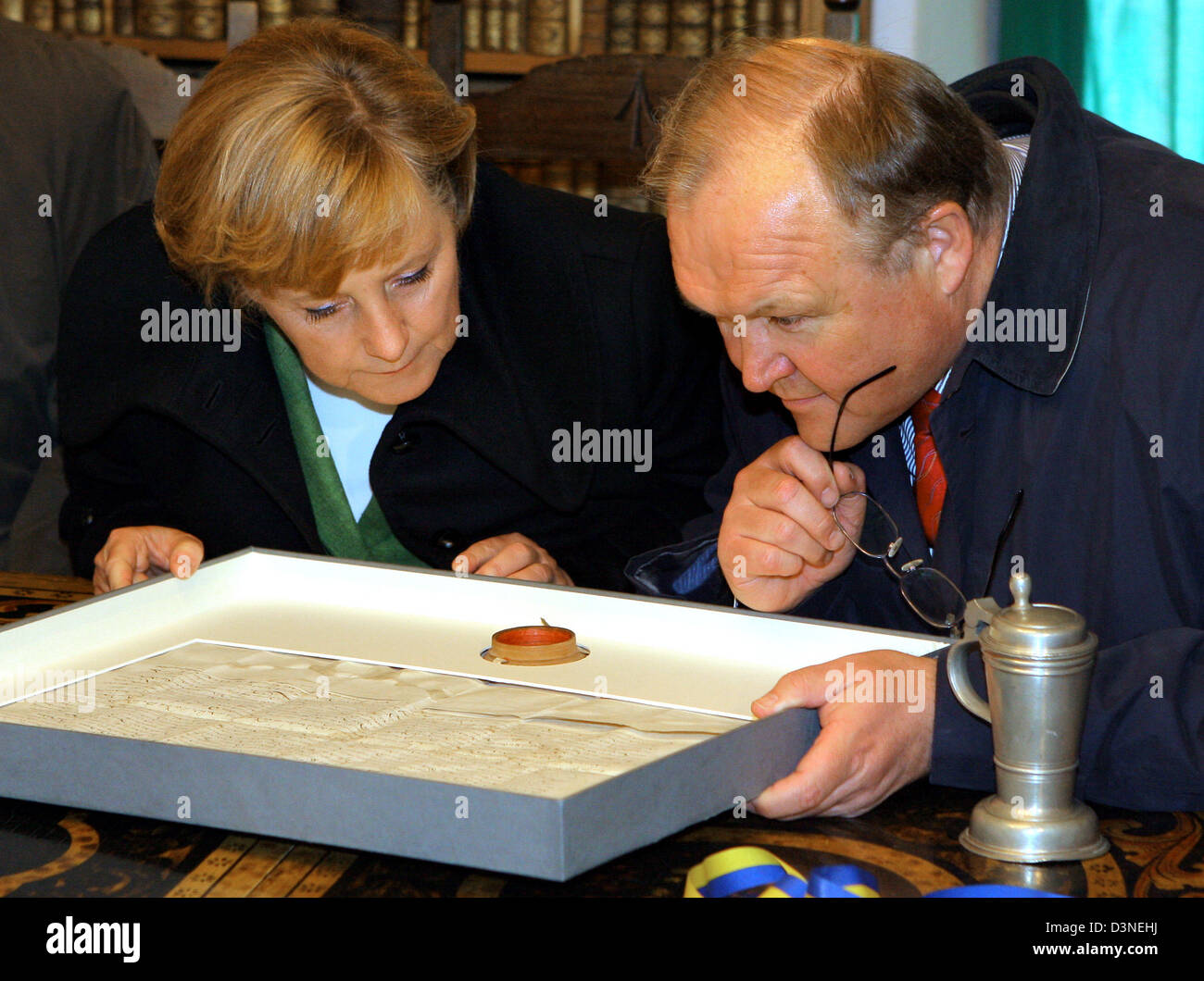 Deutschen Bundesrepublik Bundeskanzlerin Angela Merkel (CDU) und Swedish President Goran Persson (R) in ein antikes Buch in das Stadtarchiv barocke Bibliothek der Johannis-Kloster in Stralsund, Deutschland, Freitag, 21. April 2006 gelesen. Persson trifft Merkel in Stralsund für einen ein-Tages-Besuch. Foto: Bernd Wuestneck Stockfoto