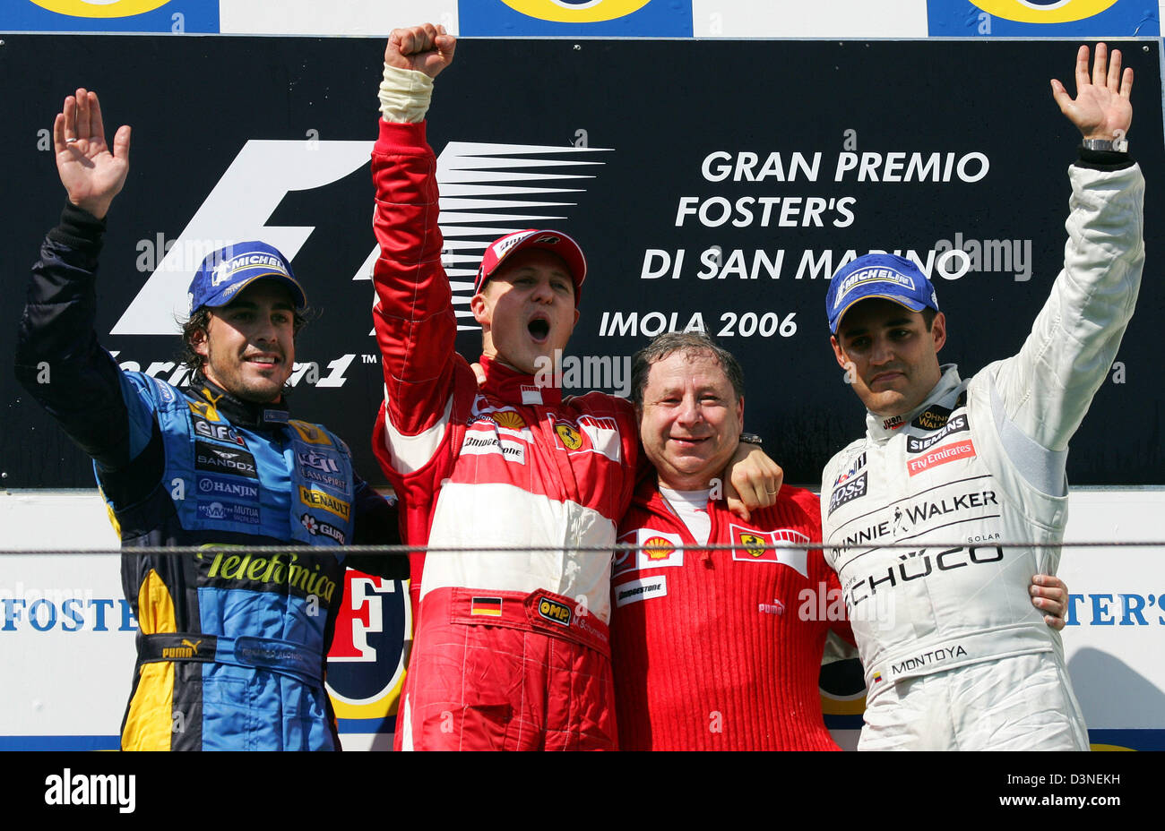 (L-R) Zweiter Platz spanische Formel-1-Fahrer Fernando Alonso (Renault), jubilate Sieger deutsche Michael Schumacher (Ferrari), seine Teamchief italienischen Jean Todt und dritte platzierte Kolumbianer Juan Pablo Montoya (McLaren Mercedes) auf dem Podium nach dem Grand Prix von San Marino beim Rennen verfolgen in Imola, Italien, Sonntag, 23. April 2006. Foto: Gero Breloer Stockfoto