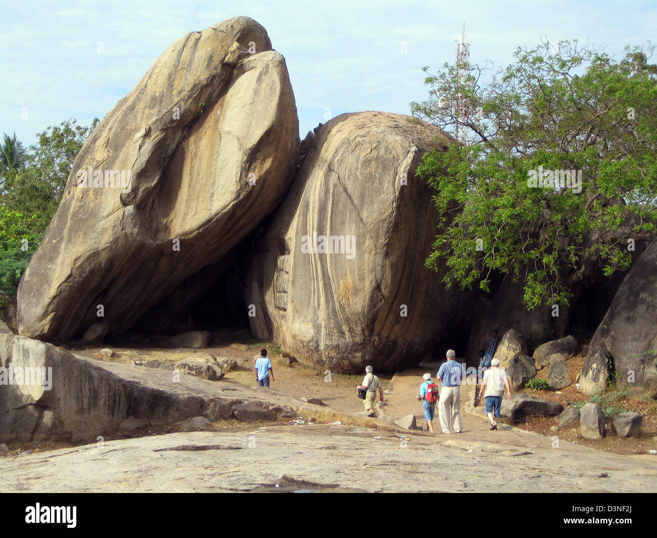 Touristen besuchen die Felsentempel in Mahabalipuram, befindet sich im Bundesstaat Tamil Nadu, Indien, 4. März 2006. Die Denkmäler sind ausgezeichnete Beispiele der Pallava Kunst und beinhalten meist Felsen-schneiden und monolithische Denkmäler und Reliefs. Sie bieten die ersten Beispiele der Dravidian Architektur. Foto: Beate Schleep Stockfoto