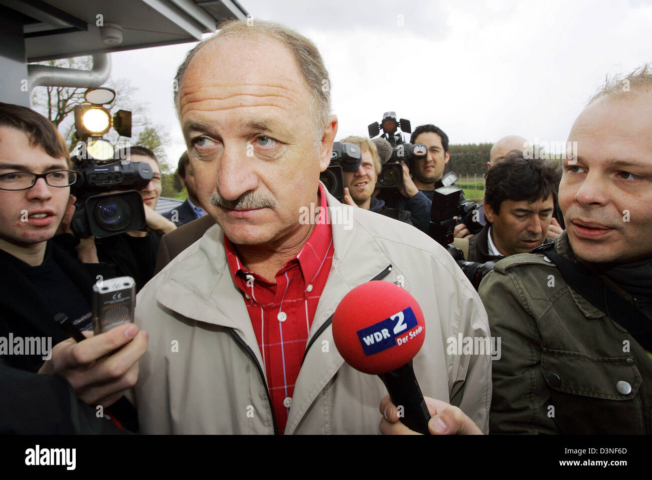 Brasilianische Trainer der portugiesischen Fußball-national-team Luiz Felip Scolari (C) Ansichten Journalist in seinem Team Unterkunft für die FIFA WM 2006 in Marienfeld, Deutschland, Samstag, 29. April 2006. Das portugiesische Team wird im Hotel "Klosterpforte" lodge. Scolari eröffnet das Hotel am Vorabend zu leugnen, Trainer der englischen Nationalmannschaft nach der WM 2006 Stockfoto