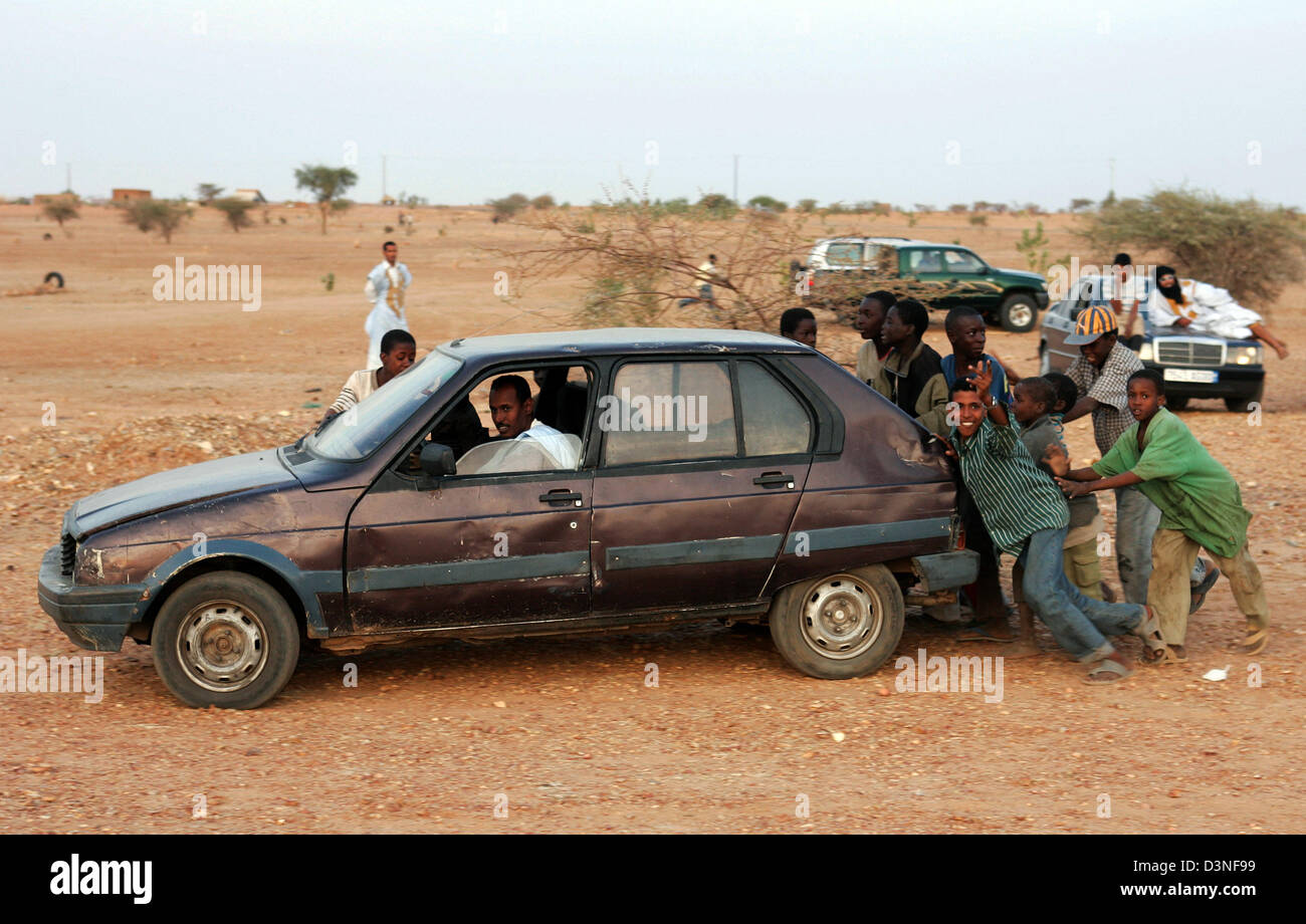 Das Bild zeigt eine Gruppe von Menschen drängen eine Auto, Kiffa, Mauretanien, 9. Januar 2006. Foto: Gero Breloer Stockfoto