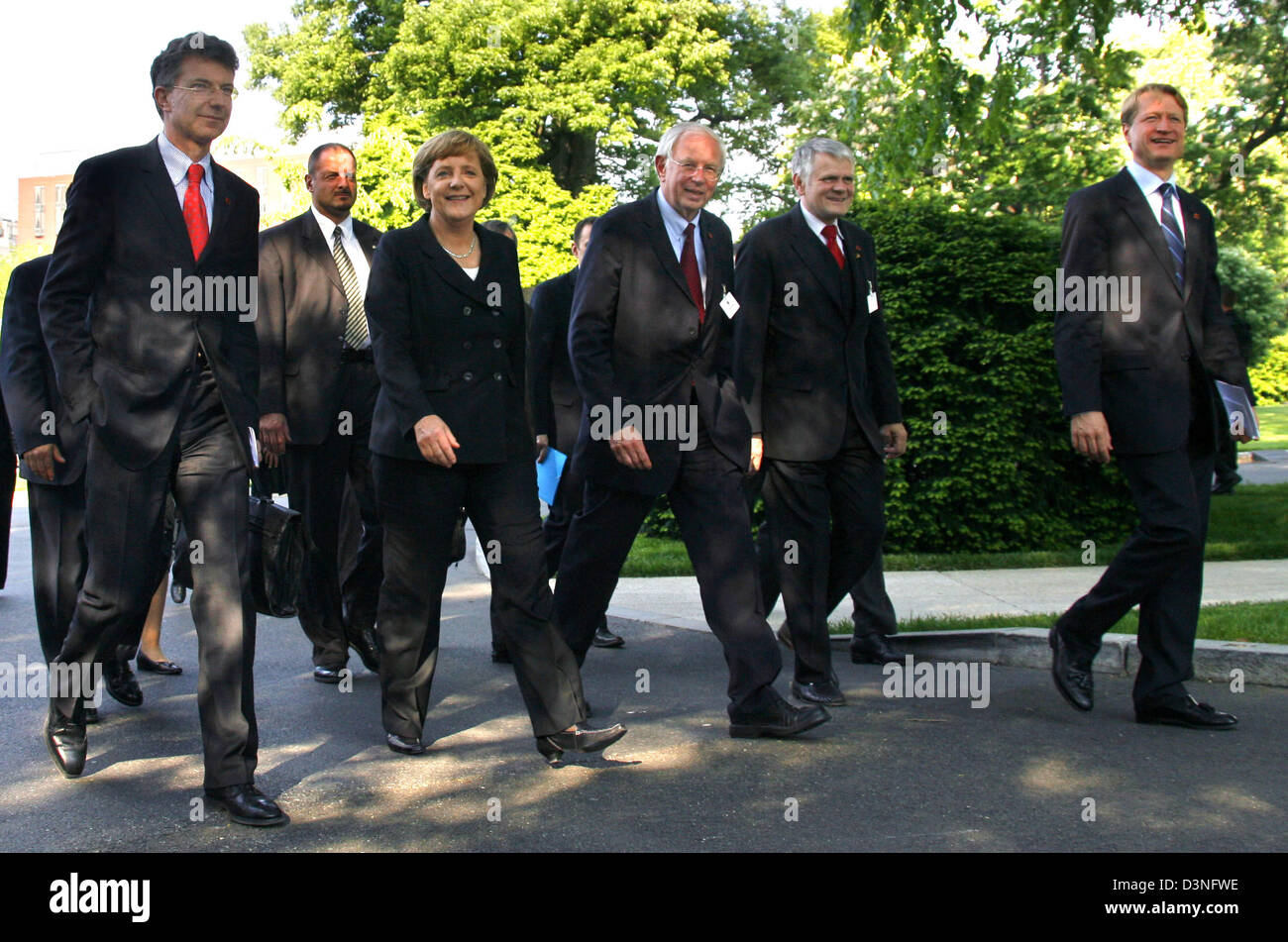 Deutschen Bundeskanzlerin Angela Merkel kommt durch das westliche Tor treffen mit amerikanischen Präsidenten George W. Bush im Weißen Haus in Washington, USA, 3. Mai 2006. Merkel ist begleitet von (L-R) Christoph Heusgen (Sicherheit und ausländische Berater), Klaus Scharioth (deutscher Botschafter in den USA), Georg Boomgarden (Staatssekretär) und Ulrich Wilhelm (Sprecher der Regierung). Merkel ist o Stockfoto