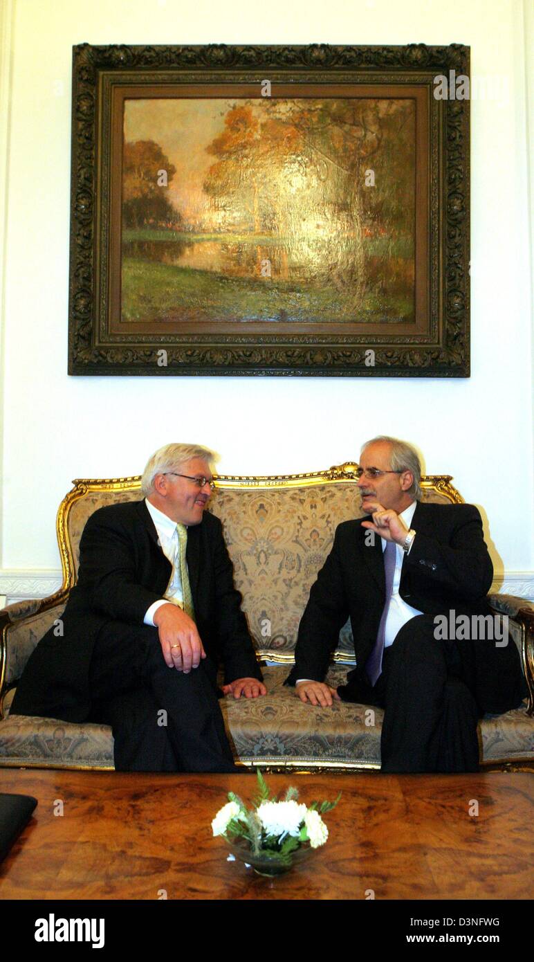 Deutscher Außenminister Frank-Walter Steinmeier (L) plaudert mit seinen argentinischen Amtskollegen Jorge Taiana (R) in Buenos Aires, Argentinien, 3. Mai 2006. Später Steinemier traf sich mit argentinischen Präsidenten Nestor Kirchner. Argentinien ist Steinmeiers zweite Station auf seiner Südamerika-Reise führte ihn nach Brasilien aus Chile. Foto: Tim Brakemeier Stockfoto