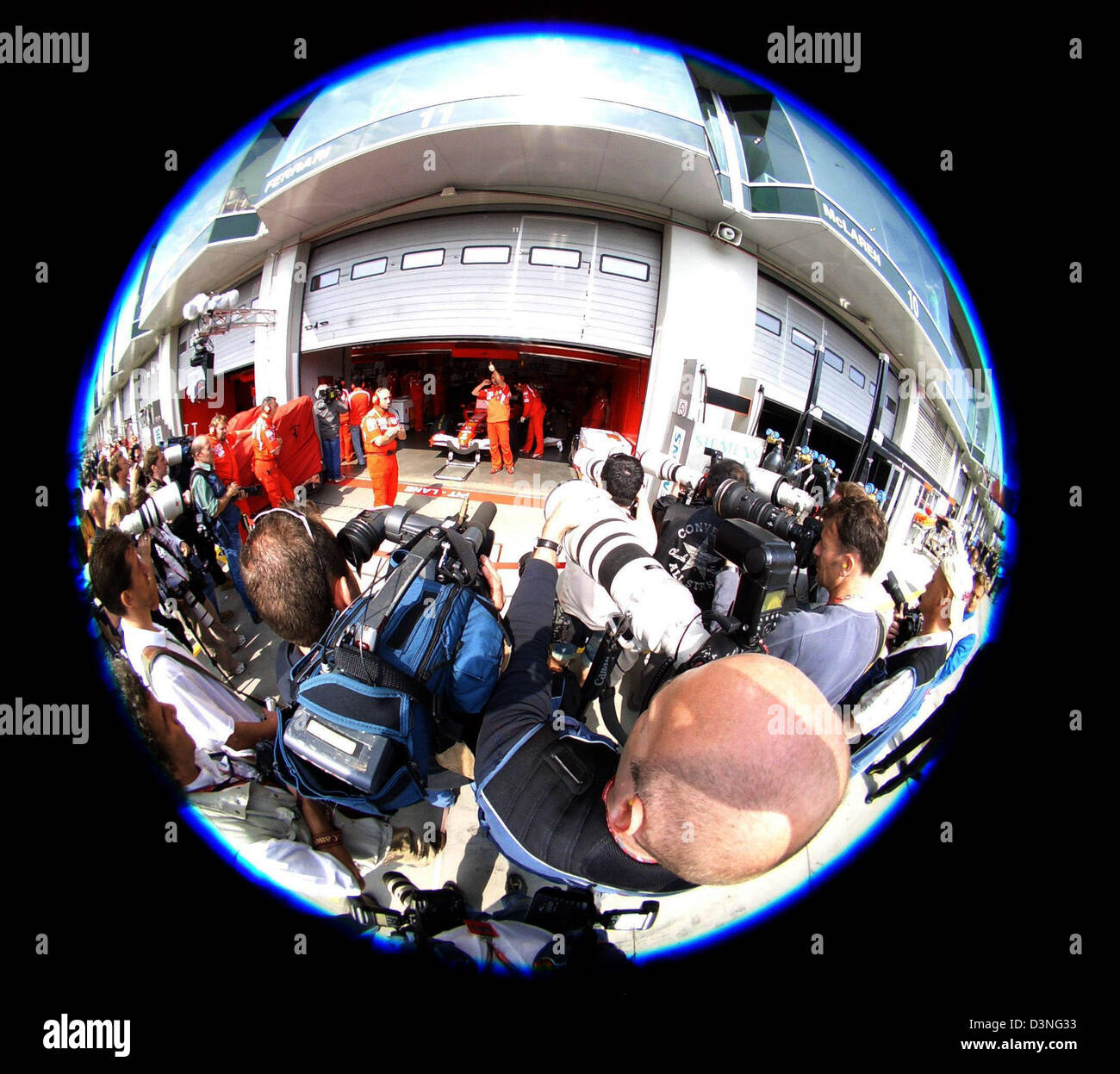 Fotografen stehen vor der Scuderia Ferrari F1 Team Garage in der Boxengasse während des ersten Trainings, die 2006 Formel1 Grand Prix von Europa auf der Rennstrecke Nürburgring in Nuerburg, Deutschland, Freitag, 5. Mai 2006. Foto: Rainer Jensen Stockfoto