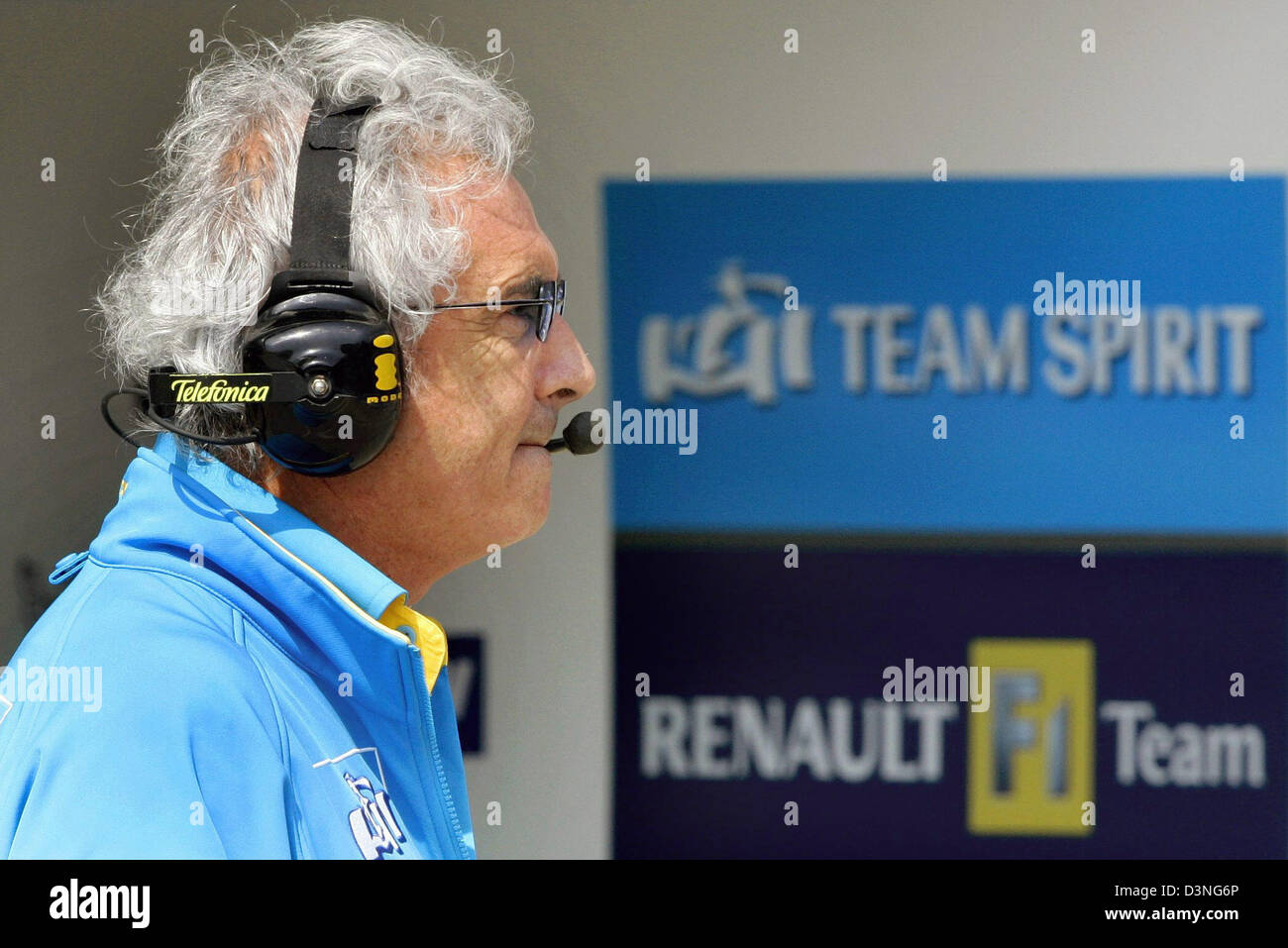 Renault F1 Team wichtigsten italienischen Flavio Briatore Spaziergänge durch die Boxengasse nach dem Qualifying für das Jahr 2006 Formel1 Grand Prix von Europa auf der Rennstrecke Nürburgring, Deutschland, Samstag, 6. Mai 2006. Foto: Roland Weihrauch Stockfoto