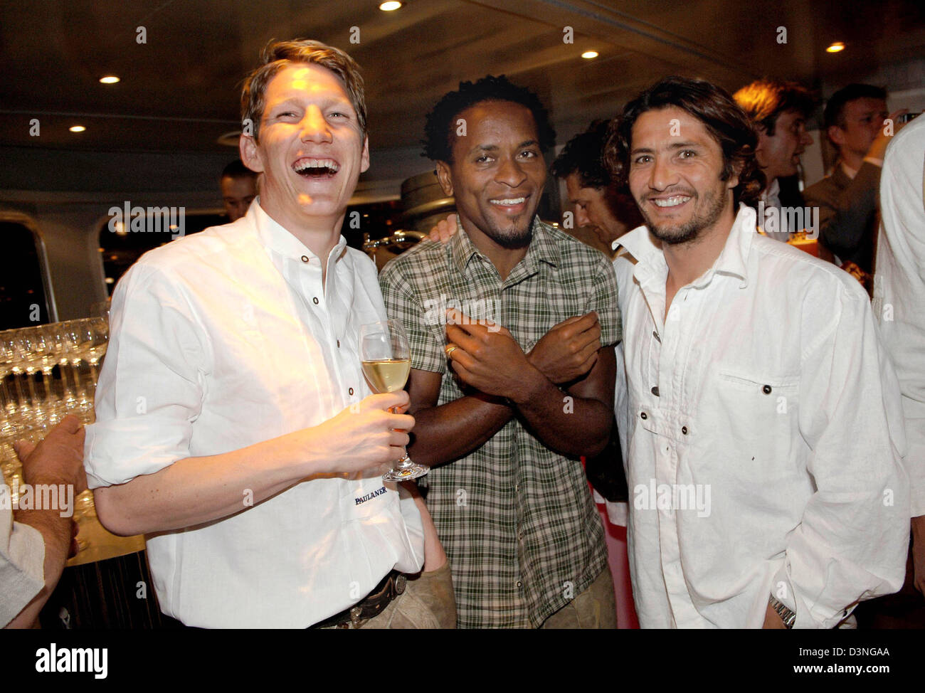 Bastian Schweinsteiger, Ze Roberto und Bixente Lizarazu(from L-R), Fußballspieler des FC Bayern München, stellen bei der T-Com Titel feiern des Vereins auf dem Rhein Boot "Amsterdam" (umbenannt in Weltmeisterschafften für die Veranstaltung) in Köln, Deutschland, Freitag, 6. Mai 2005. Die neuen und alten deutschen Fußball-Meister feierte seinen 20. Titel nach dem 1:1 in Kaiserslautern Unentschieden. Foto: T-Com / Stockfoto