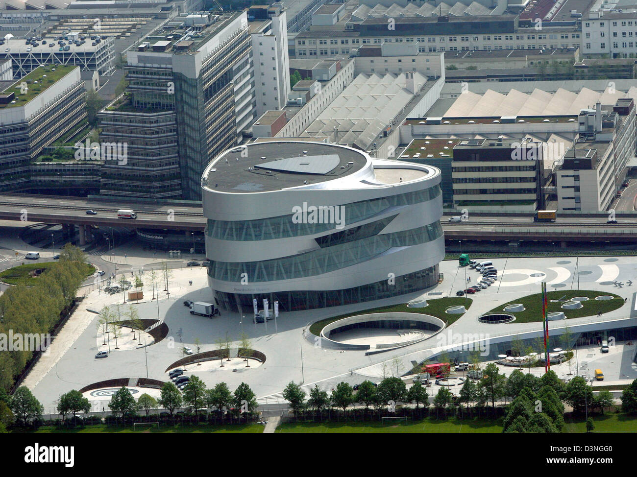 Das Bild zeigt das neue MercedesBenzMuseum mit dem DaimlerWerk im Hintergrund in Stuttgart