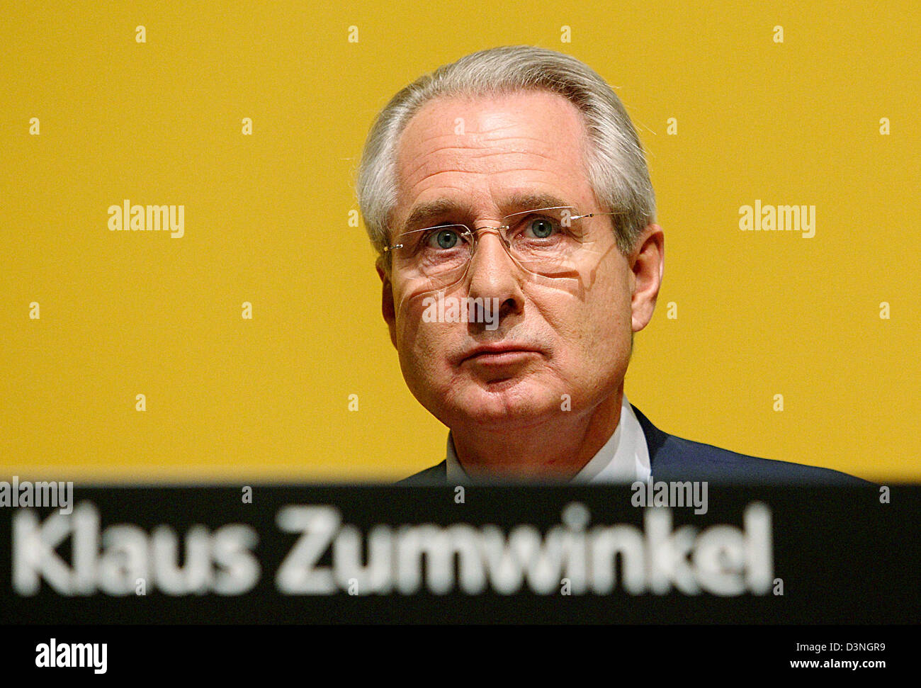 Deutsche Post AG CEO Klaus Zumwinkel spricht an die Aktionäre in der Hauptversammlung in Köln, Deutschland, Mittwoch, 10. Mai 2006. Foto: Oliver Berg Stockfoto