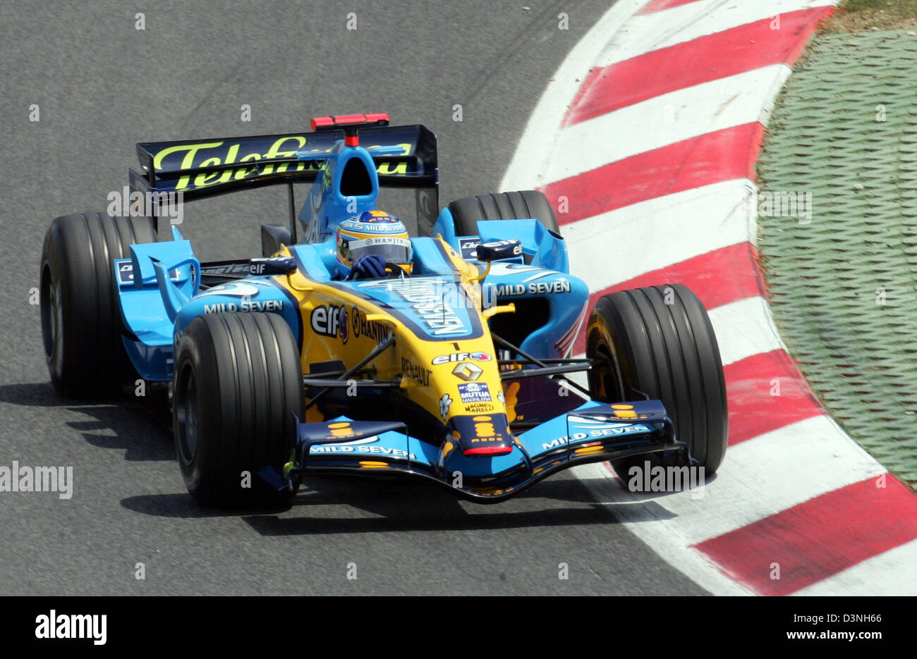 Spanische Formel1-Fahrer Fernando Alonso im Renault F1-Team ist in Aktion während des Grand Prix von Spanien auf der Rennstrecke Circuit de Catalunya in Barcelona in der Nähe von Barcelona, Spanien, Sonntag, 14. Mai 2006 abgebildet. Foto: Gero Breloer Stockfoto