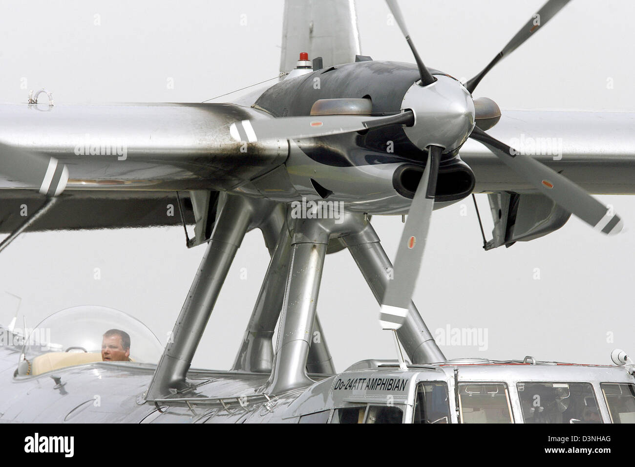 Ein Boot-Wasserflugzeug landet auf dem Flughafen Berlin-Schönefeld, Deutschland, Montag, 15. Mai 2006 Dornier 24 ATT. Das Flugzeug ist eine der Attraktionen auf der diesjährigen International Aerospace Exhibition ILA2006 vom 15. bis 21. Mai 2006 stattfindet. Foto: Wolfgang Kumm Stockfoto