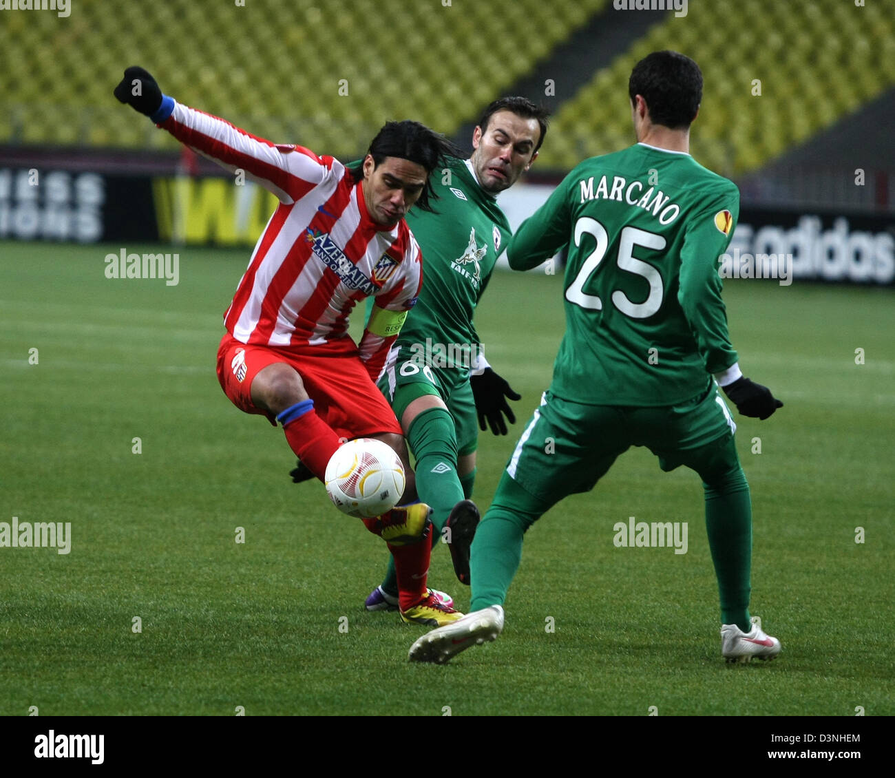 21. Februar 2013 - Moskau, Russland - Februar 20,2013.Moscow,Russia. UEFA Europa League. FC Rubin (Kazan) Vs FC Atletico Madrid... Im Bild: Atleticos vorwärts Radamel Falcao #9 (l) Vs Rubins Bibras Natkho #66 und Ivan Marcano #25. (Kredit-Bild: © Aleksander V.Chernykh/PhotoXpress/ZUMAPRESS.com) Stockfoto