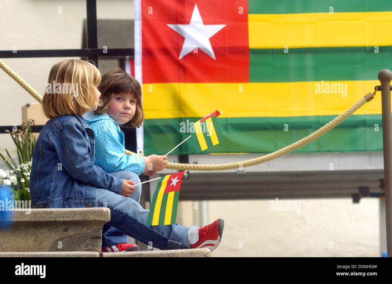 Zwei kleine Mädchen Welle ihrer togoischen Flagge in Wangen, Deutschland, 15. Mai 2006. Die Stadt Wangen geht über die Ankunft der Togos Fußball-Nationalmannschaft. Die westafrikanischen Team wird während der FIFA WM 2006 in Wangen lodge. Foto: Stefan Puchner Stockfoto