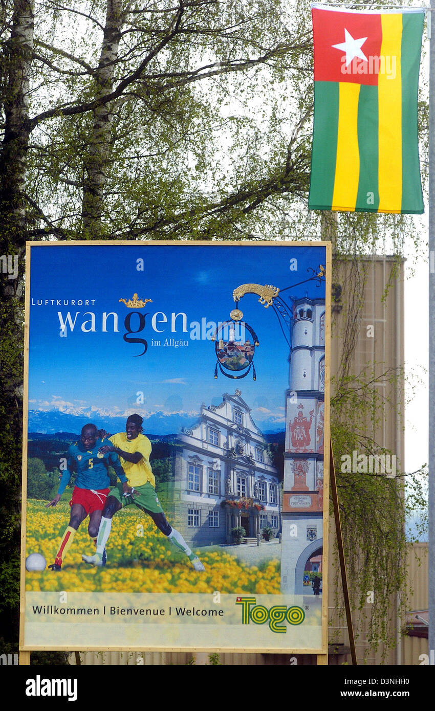 Ein Willkommens-Poster hängt unter der togoischen Flagge am Eingang nach Wangen, Deutschland, 15. Mai 2006. Die Stadt Wangen geht über die Ankunft der Togos Fußball-Nationalmannschaft. Die westafrikanischen Team wird während der FIFA WM 2006 in Wangen lodge. Foto: Stefan Puchner Stockfoto