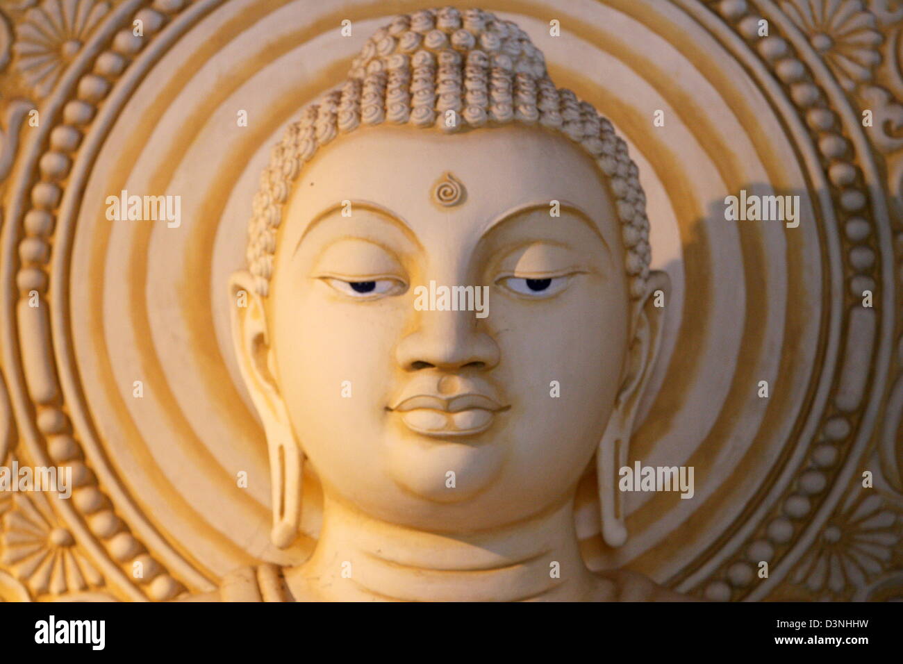 Das Bild zeigt die friedliche Antlitz des Meditierenden Buddha Siddhartha Gautama im Maharagama Tempel in Colombo, Sri Lanka, 24. April 2006. Foto: Maurizio Gambarini Stockfoto