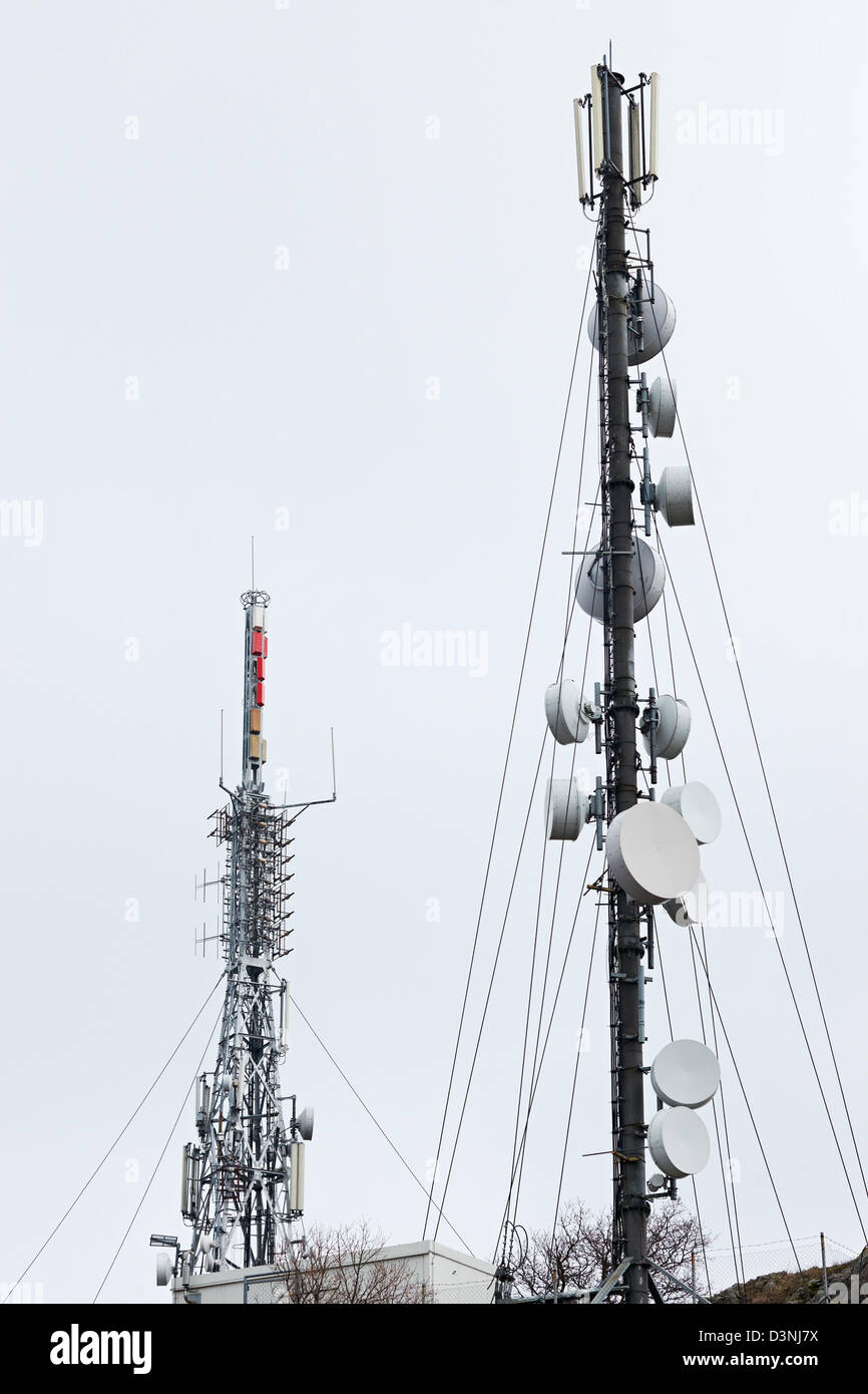 Kommunikation, Internet und tv Empfänger und Sender auf große Antennen Stockfoto