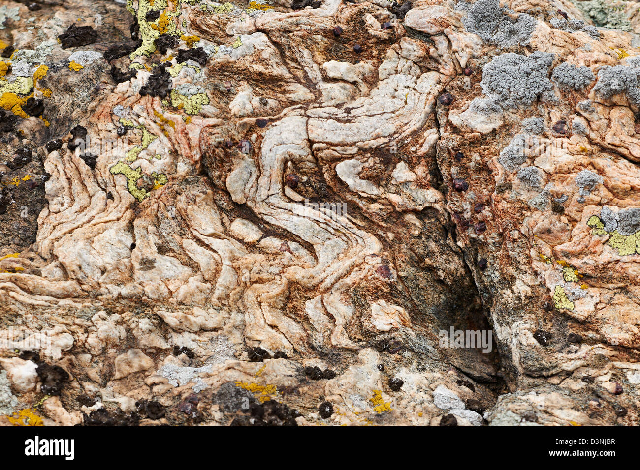 Magma-Rock mit Granat Kristalle auf Landoberfläche Stockfoto