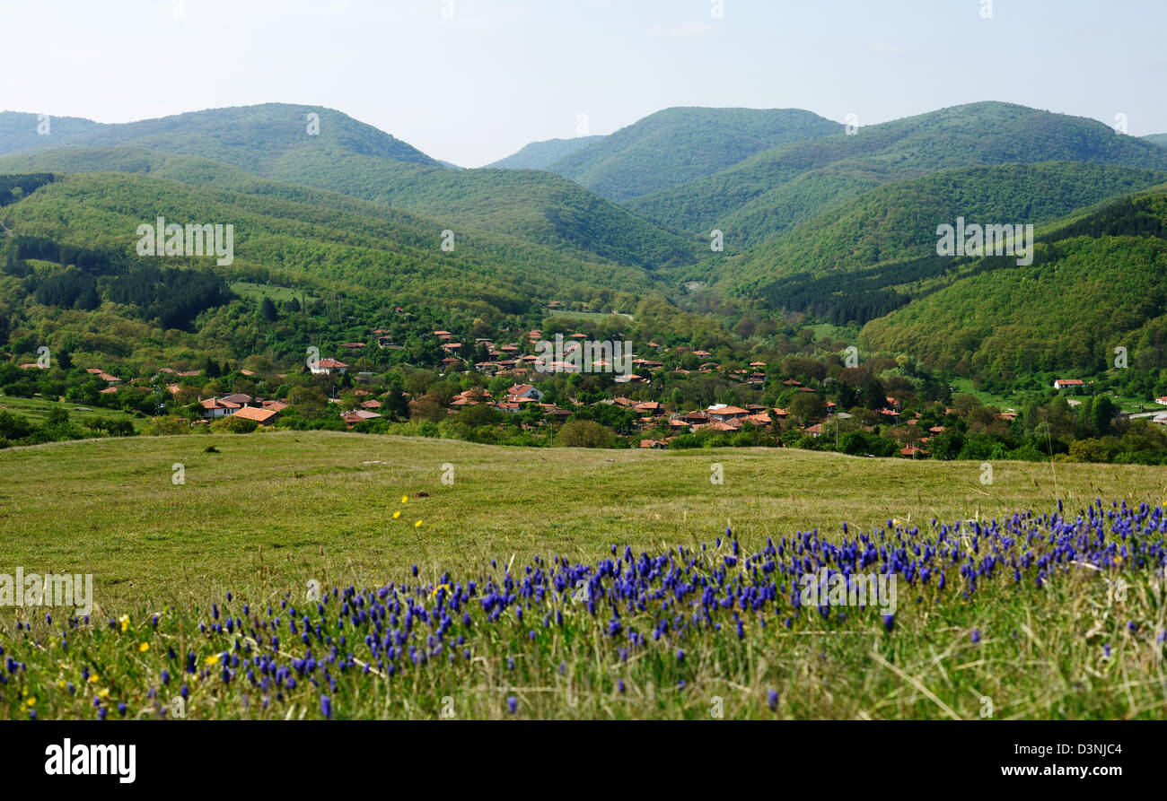Frühlingslandschaft aus der Umgebung von Medven Dorf in Zentralbulgarien, Stara Planina Berge Stockfoto