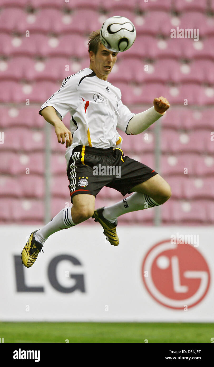 Der verletzte Nationalspieler Philipp Lahm Praktiken mit dem Ball im Stadion in Genf, Schweiz, Montag, 22. Mai 2006. Die deutsche nationale Vorauswahl hat ihre Praxis-Camp in Genf gegründet.  Foto: Michael Hanschke Stockfoto