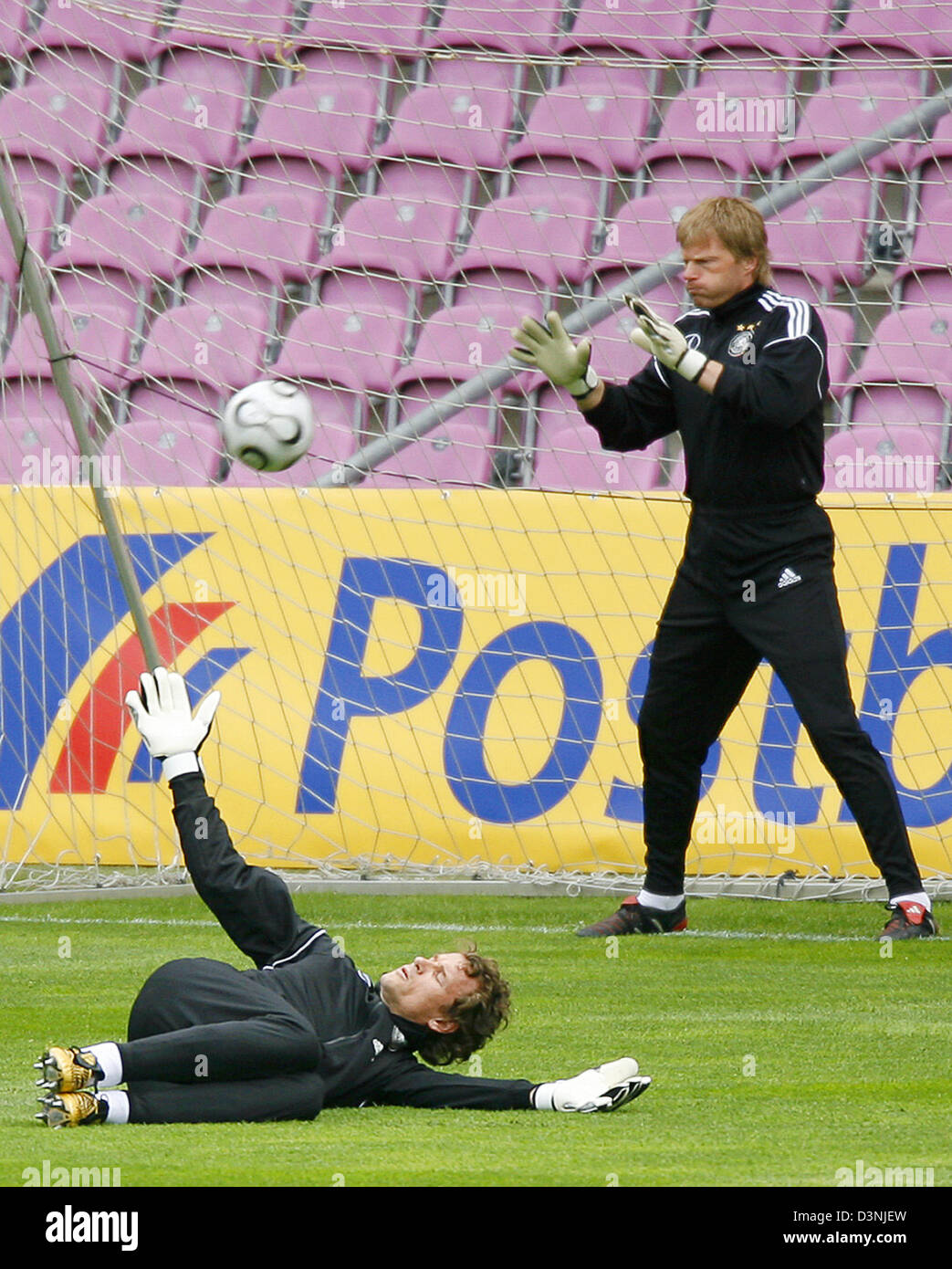 Der deutsche Torhüter Oliver Kahn (R) Und Jens Lehmann (L) Praxis im Stadion in Genf, Schweiz, Montag, 22. Mai 2006. Die deutsche Fußball-Auswahl hat ihr Praxis-Camp in Genf gegründet. Foto: Michael Hanschke Stockfoto