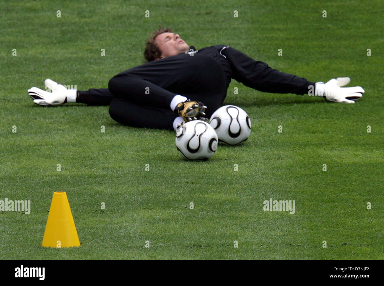 Der deutsche Torwart Jens Lehmann führt Dehnübungen im Team Training im Stadion in Genf, Schweiz, Montag, 22. Mai 2006. Für die Fußball-WM in Genf hat die deutsche Fußball-Auswahl ihr Praxis-Lager eingerichtet. Foto: Michael Hanschke Stockfoto