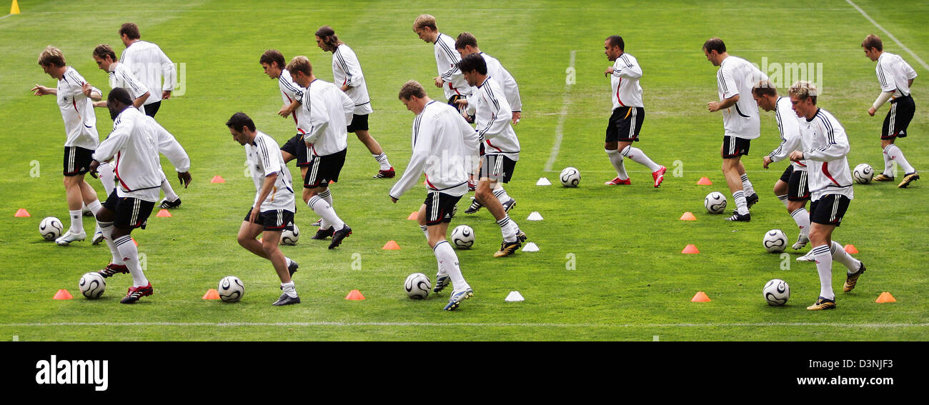 Die deutsche Fußball-Nationalmannschaft ist in Aktion im Team Training im Stadion in Genf, Schweiz, Montag, 22. Mai 2006 abgebildet. Die deutsche Fußball-Auswahl hat ihr Trainingslager für die WM in Genf eingerichtet. Foto: Michael Hanschke Stockfoto