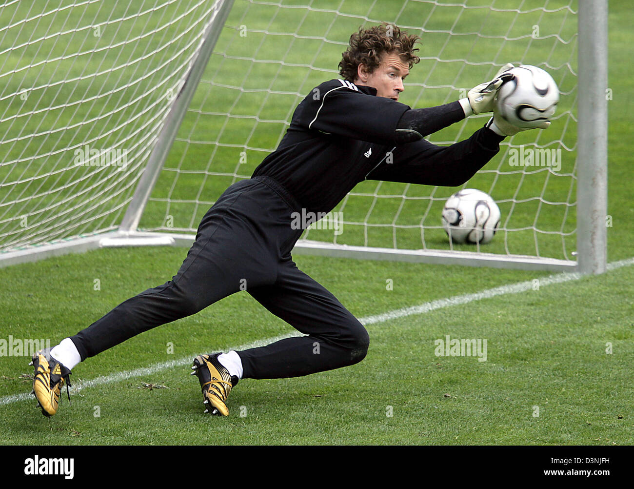 Deutsche Torwart Jens Lehmann hält einen Ball im Team Training im Stadion in Genf, Schweiz, Montag, 22. Mai 2006. Die deutsche Fußball-Auswahl hat ihr Trainingslager für die WM in Genf eingerichtet. Foto: Oliver Berg Stockfoto