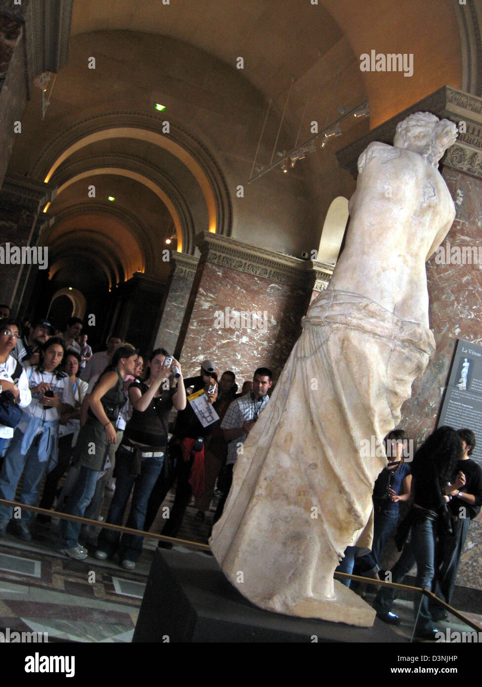 Zahlreiche Touristen bewundern die berühmte Statue der Venus von Milo im Louvre Paris, Frankreich, 18. Mai 2006. Die Statue aus ca. 100 v. Chr. Skulpturen der griechischen Liebesgöttin Aphrodite. Die Statue wurde von einem Bauern in der Umgebung der griechischen Theater Ruine auf der Insel Milos Cyclades 1820 entdeckt. Es ist das bekannteste Beispiel für die hellenistische Kunst der griechischen Antike. Foto: Andre Stockfoto