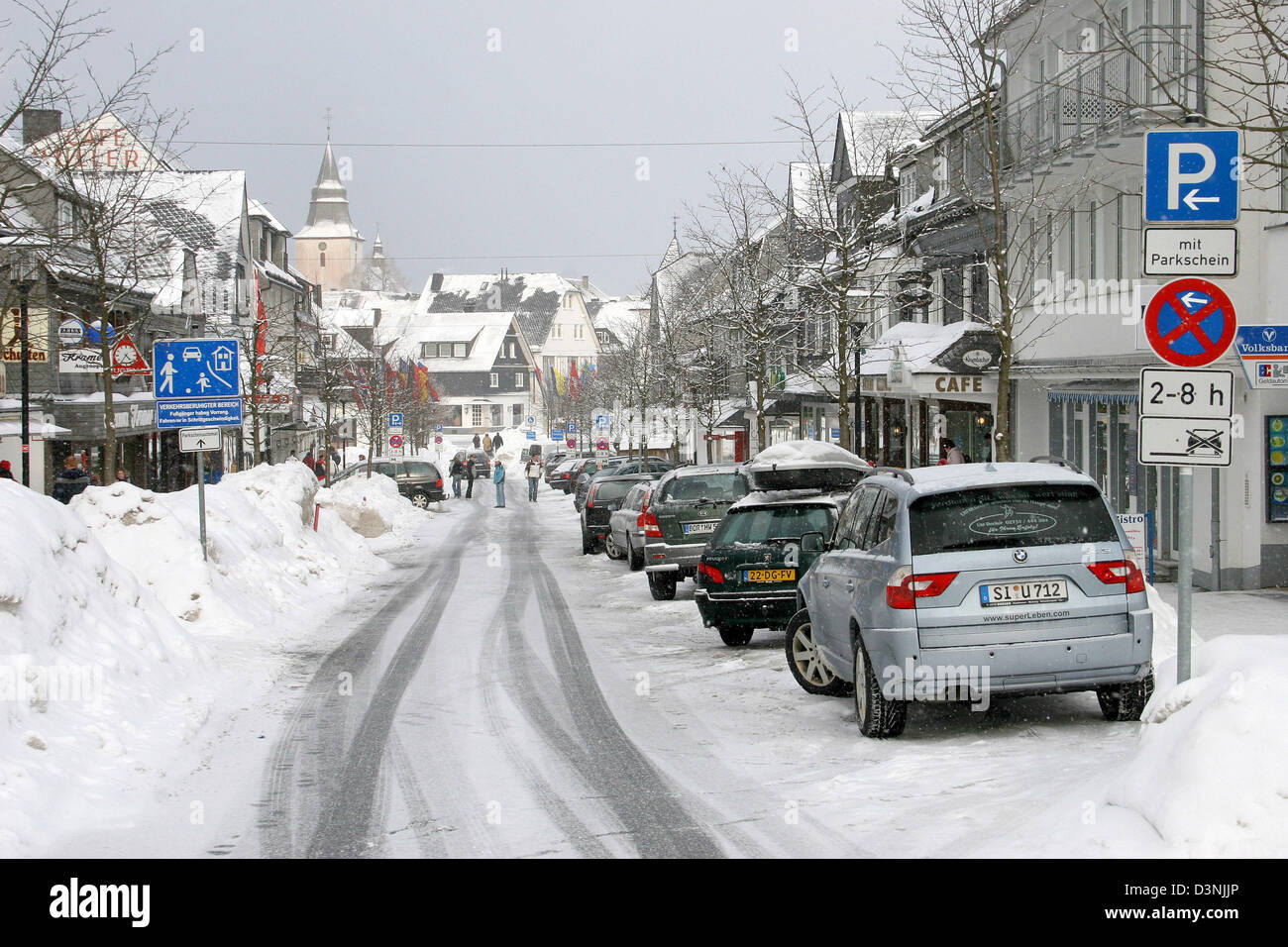 das Foto zeigt eine Straßenszene in Winterberg im Sauerland, Deutschland, 12. März 2006. Foto: Heiko Wolfraum Stockfoto