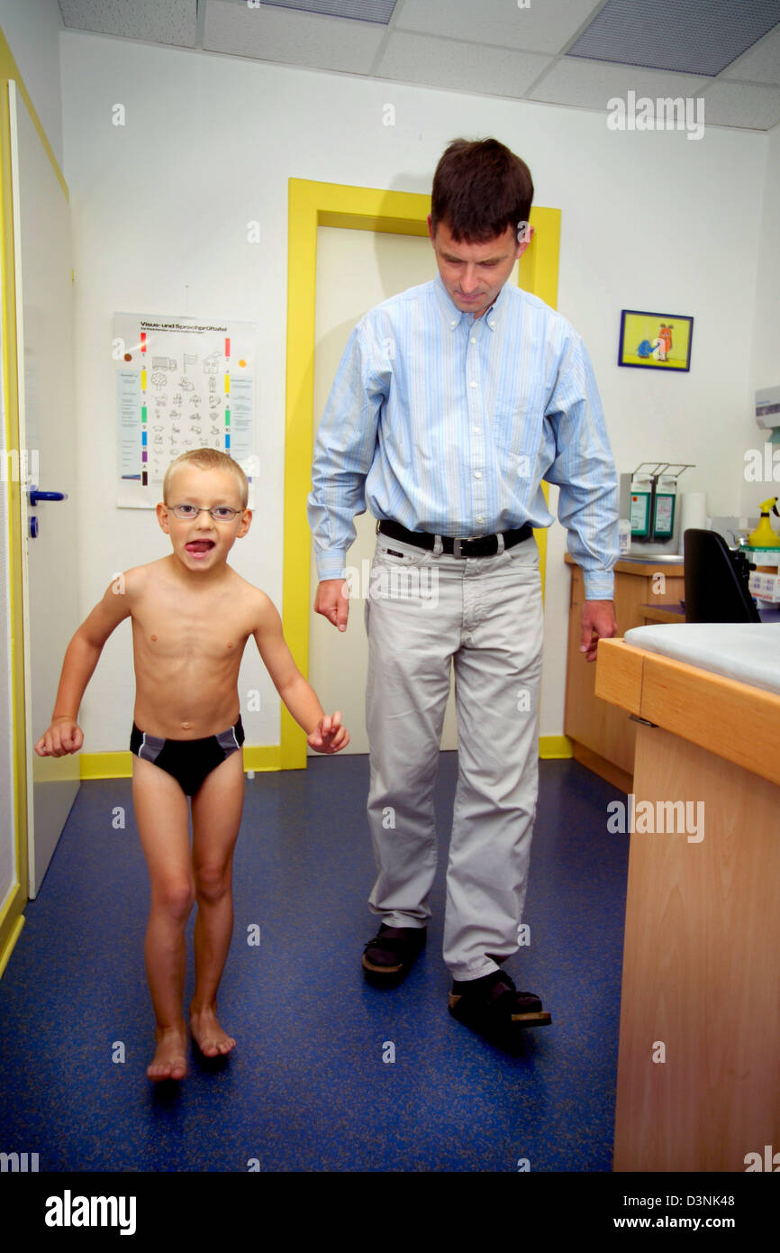 (DpaDatei) ein Kinderarzt mit einem jungen während seiner Untersuchung "U9" in seiner Praxis