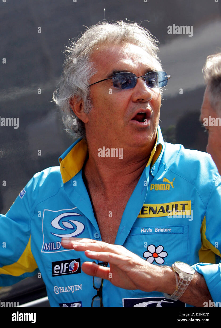 Renault F1 Team wichtigsten italienischen Flavio Briatore Gesten nach dem Qualifying auf der Koppel in Monaco auf Samstag, 27. Mai 2006. Grand Prix von Monaco wird am 28. Mai, Sonntag stattfinden. Foto: Carmen Jaspersen Stockfoto