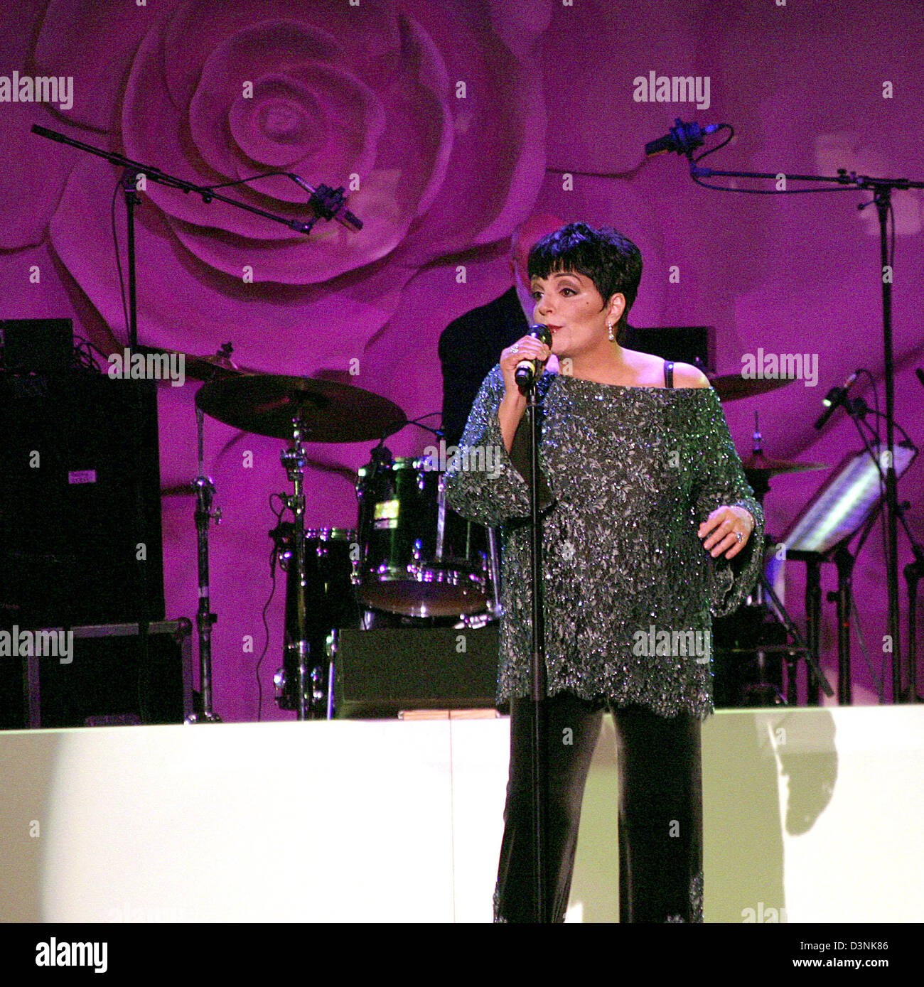 US-Musicalstar Liza Minnelli singt auf dem traditionellen Rose Ball in Berlin, Samstag, 27. Mai 2006. Zahlreiche Stars des Showbusiness waren Gäste des Balls zugunsten der deutschen Schlaganfall-Stiftung. Foto: Xamax Stockfoto