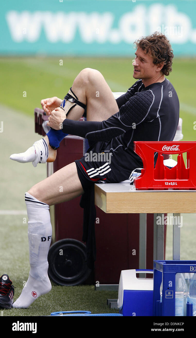 Deutsche internationale Torwart Jens Lehmann Gruben auf seine Schienbeinschutz während des Trainings in Genf, Schweiz, 29. Mai 2006. Die deutsche Fußball-Nationalmannschaft bereitet sich auf die FIFA WM 2006 mit einem Trainingscamp in Genf, Sweitzerland. Foto: Oliver Berg Stockfoto