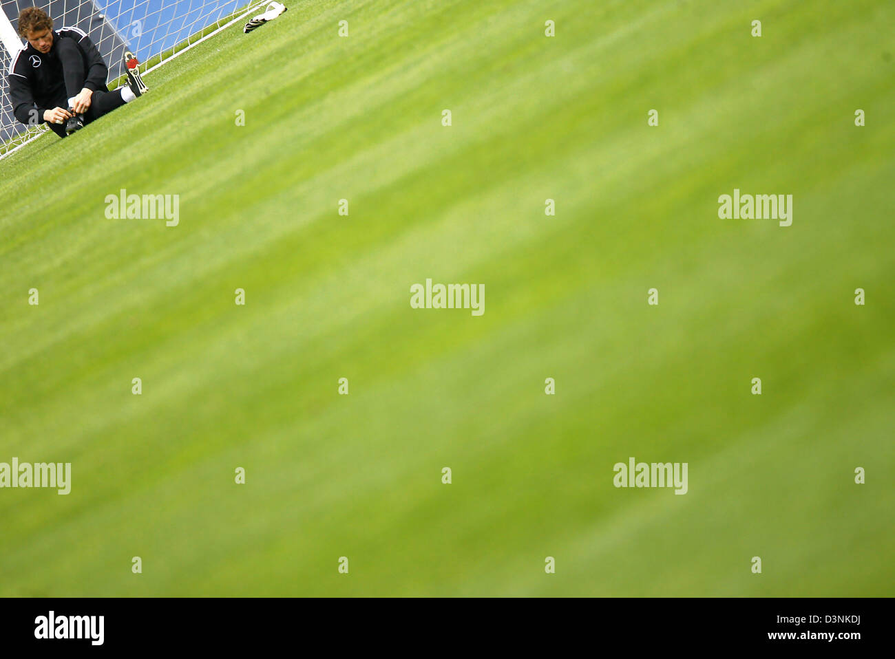 Deutsche internationale Torwart Jens Lehmann setzt auf seine Schuhe während des Trainings in Genf, Schweiz, 29. Mai 2006. Die deutsche Fußball-Nationalmannschaft bereitet sich auf die FIFA WM 2006 mit einem Trainingscamp in Genf, Schweiz. Foto: Michael Hanschke Stockfoto