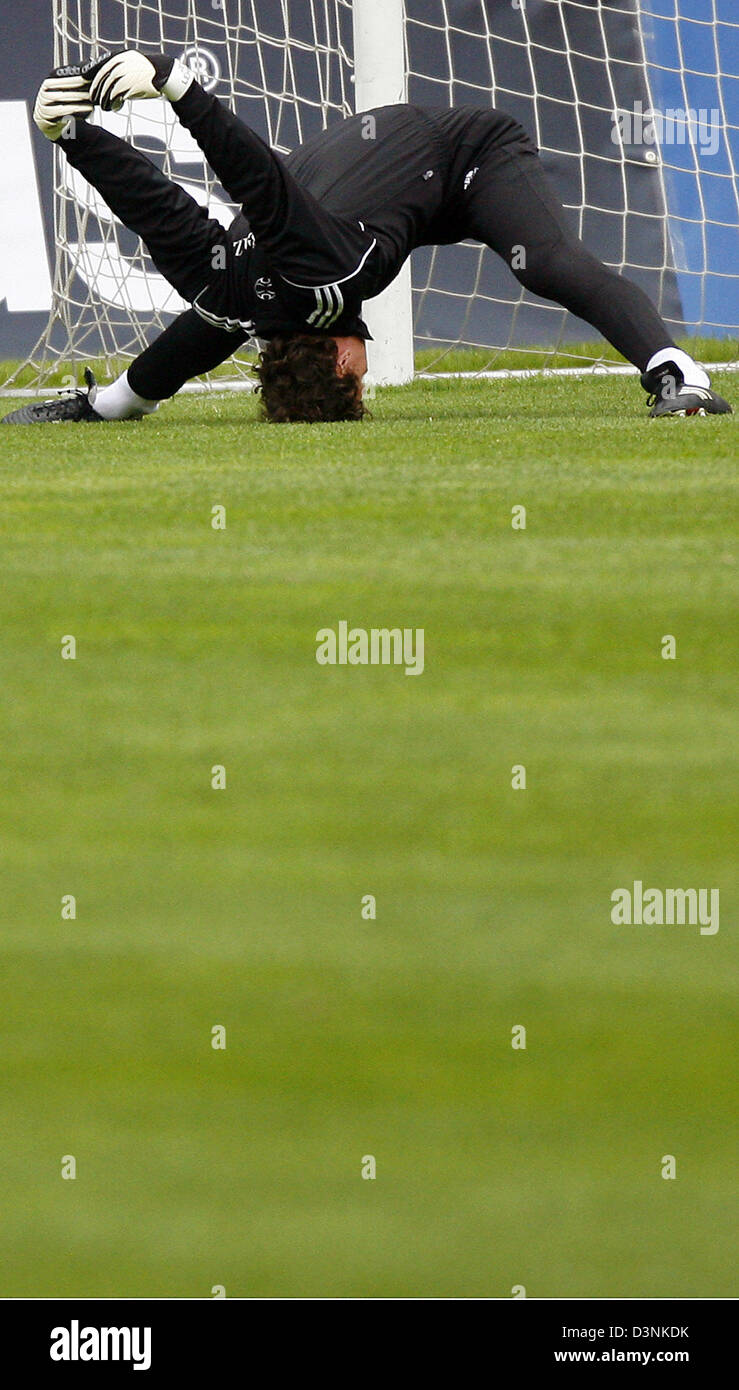 Deutsche internationale Torwart Jens Lehmann erwärmt sich während des Trainings in Genf, Schweiz, 29. Mai 2006. Die deutsche Fußball-Nationalmannschaft bereitet sich auf die FIFA WM 2006 mit einem Trainingscamp in Genf, Schweiz. Foto: Michael Hanschke Stockfoto